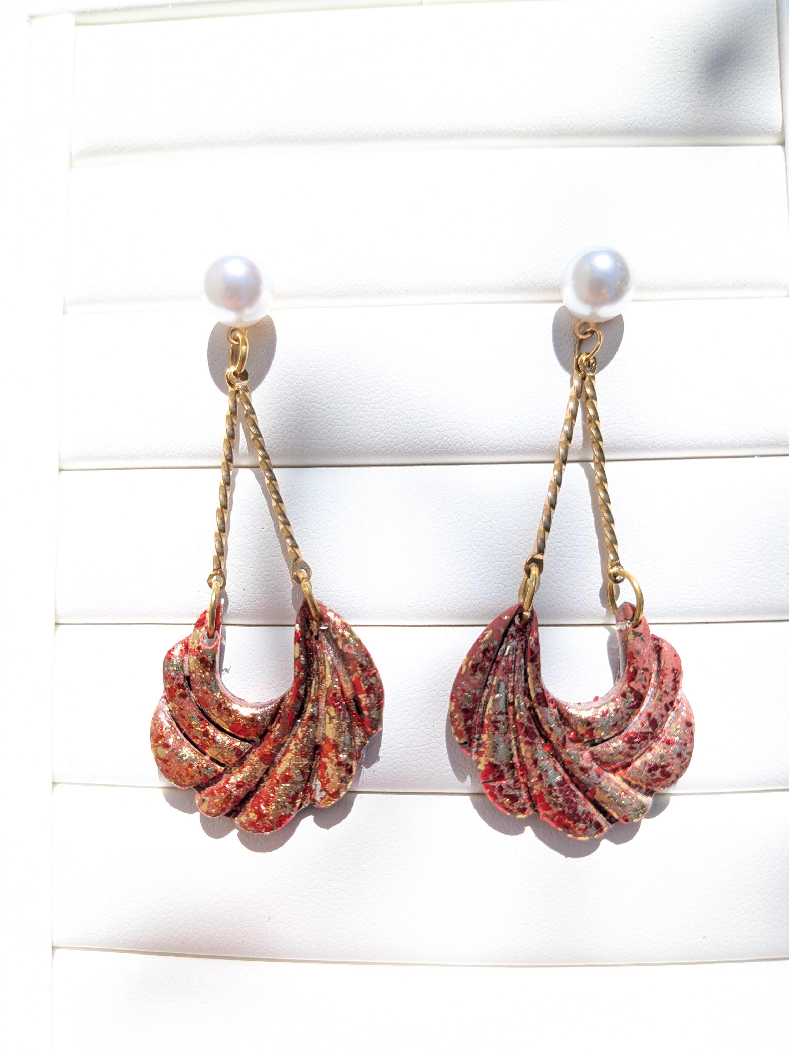 Boucles d'oreilles Pendantes – Or & Pâte Polymère Rouge Orange