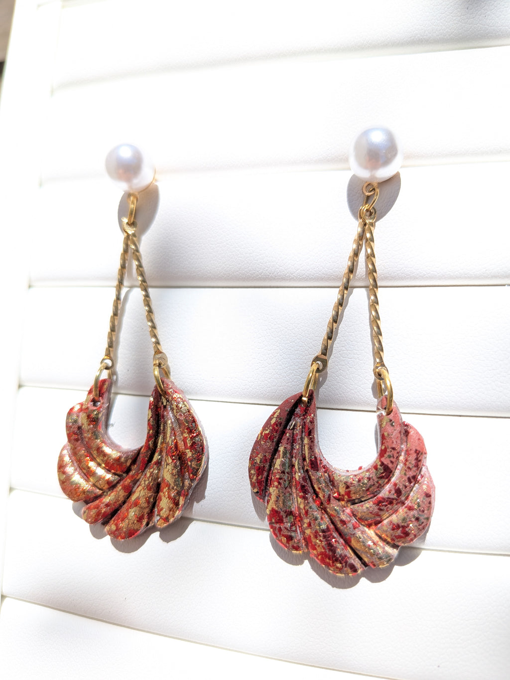Boucles d'oreilles Pendantes – Or & Pâte Polymère Rouge Orange