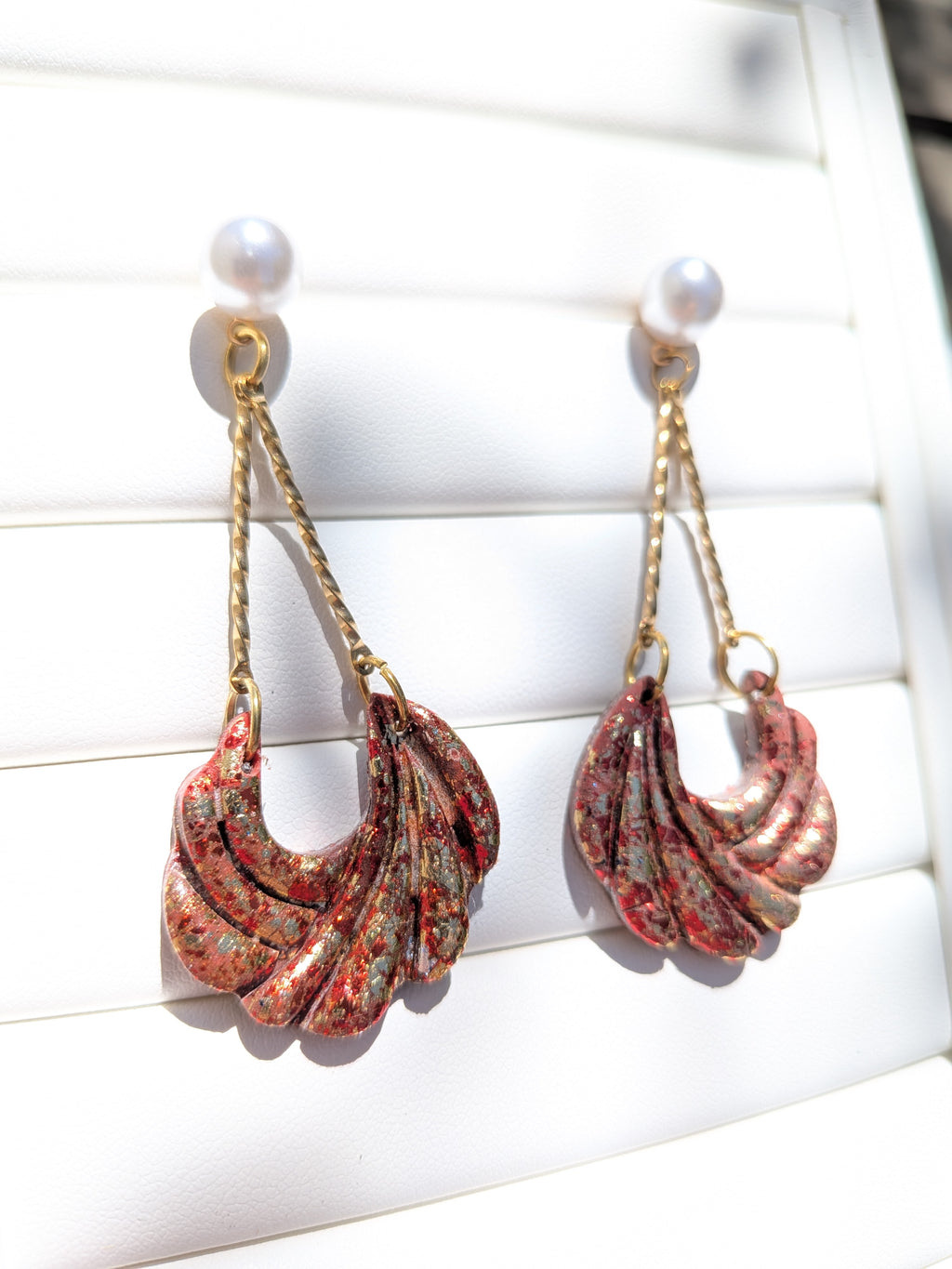 Boucles d'oreilles Pendantes – Or & Pâte Polymère Rouge Orange
