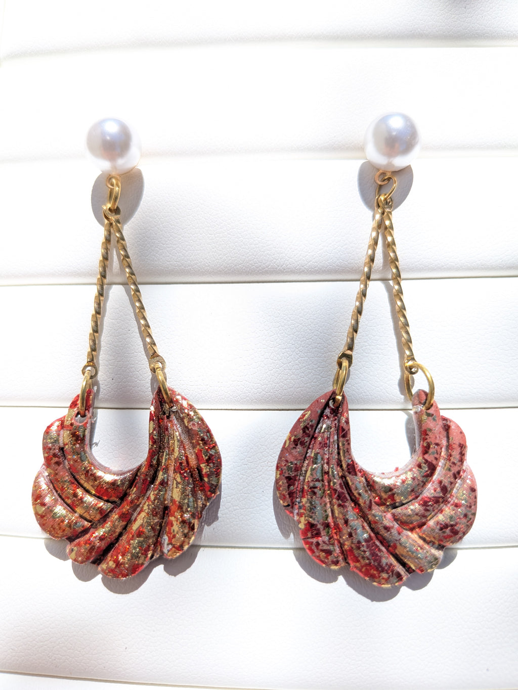 Boucles d'oreilles Pendantes – Or & Pâte Polymère Rouge Orange