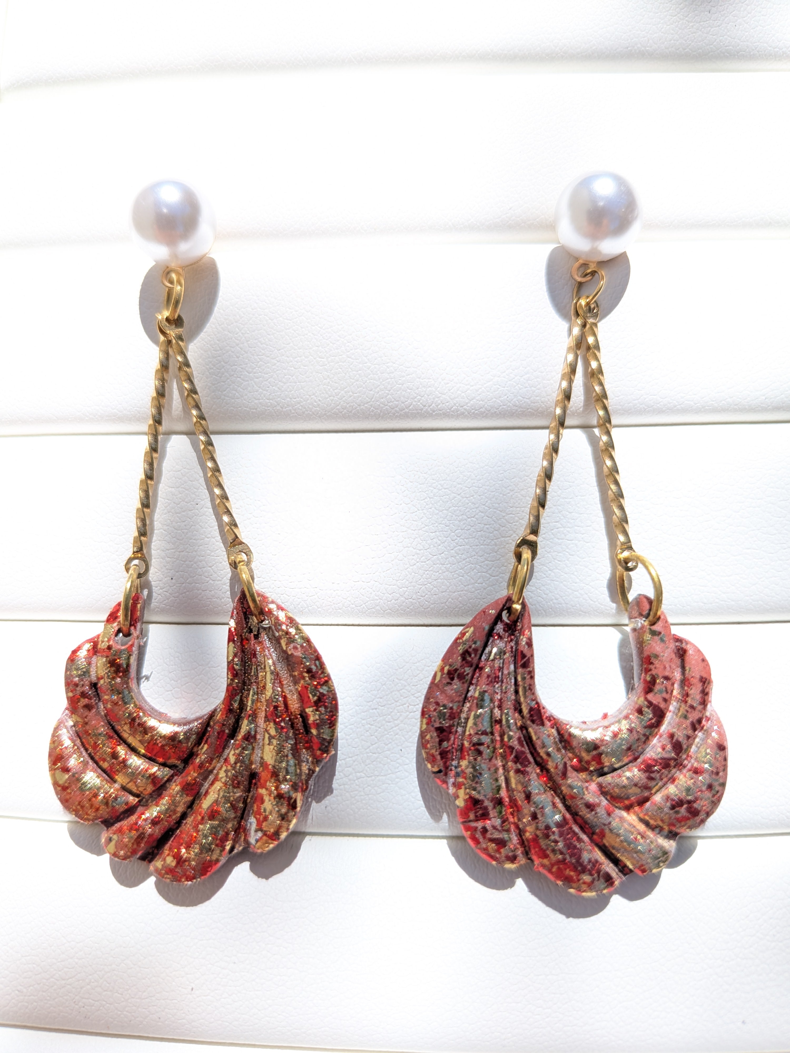 Boucles d'oreilles Pendantes – Or & Pâte Polymère Rouge Orange