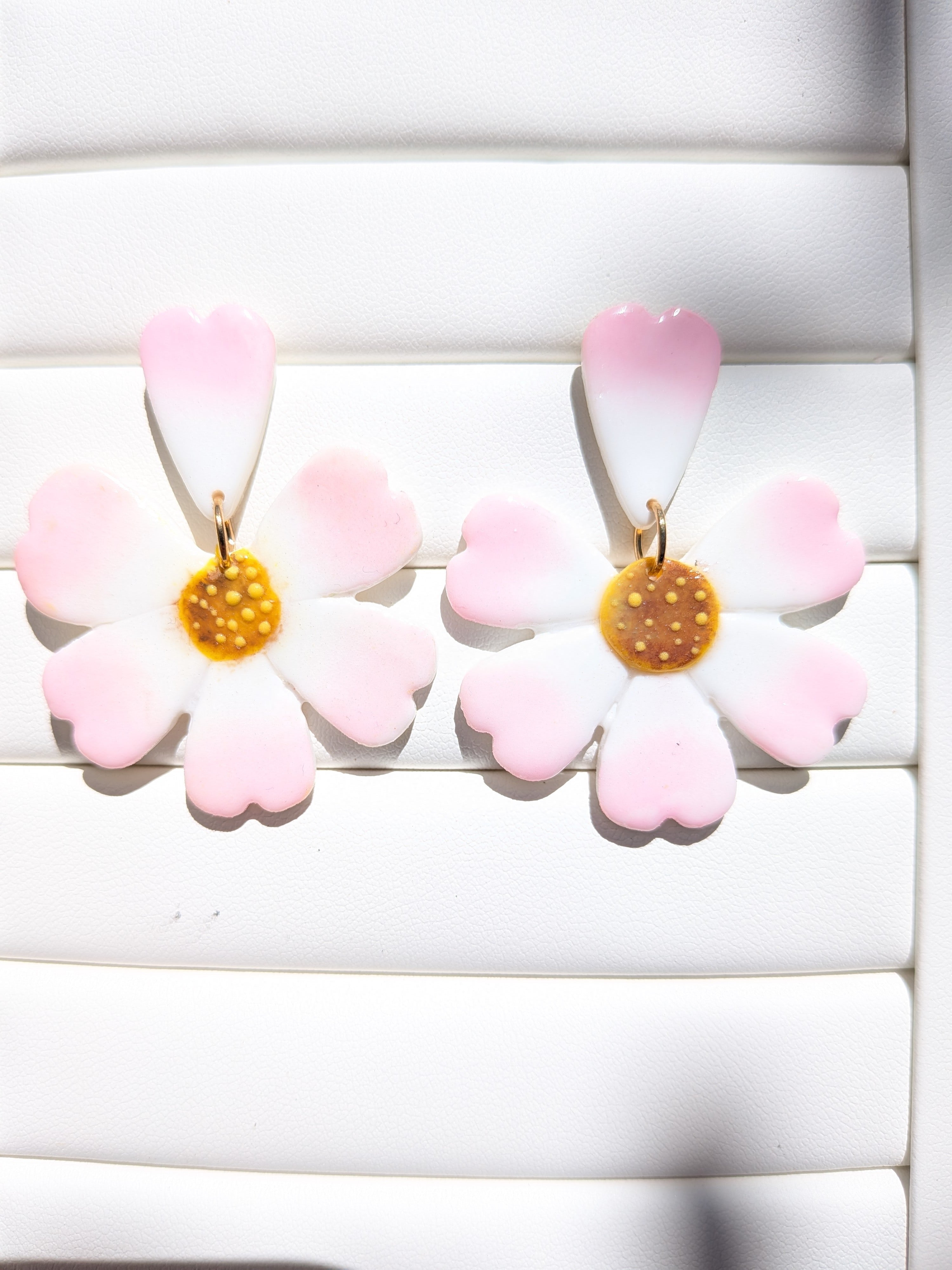 boucles d'oreilles pâquerettes version 2, cœur de fleur à plat