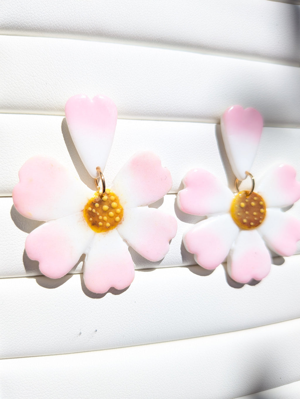 boucles d'oreilles pâquerettes version 2, cœur de fleur à plat