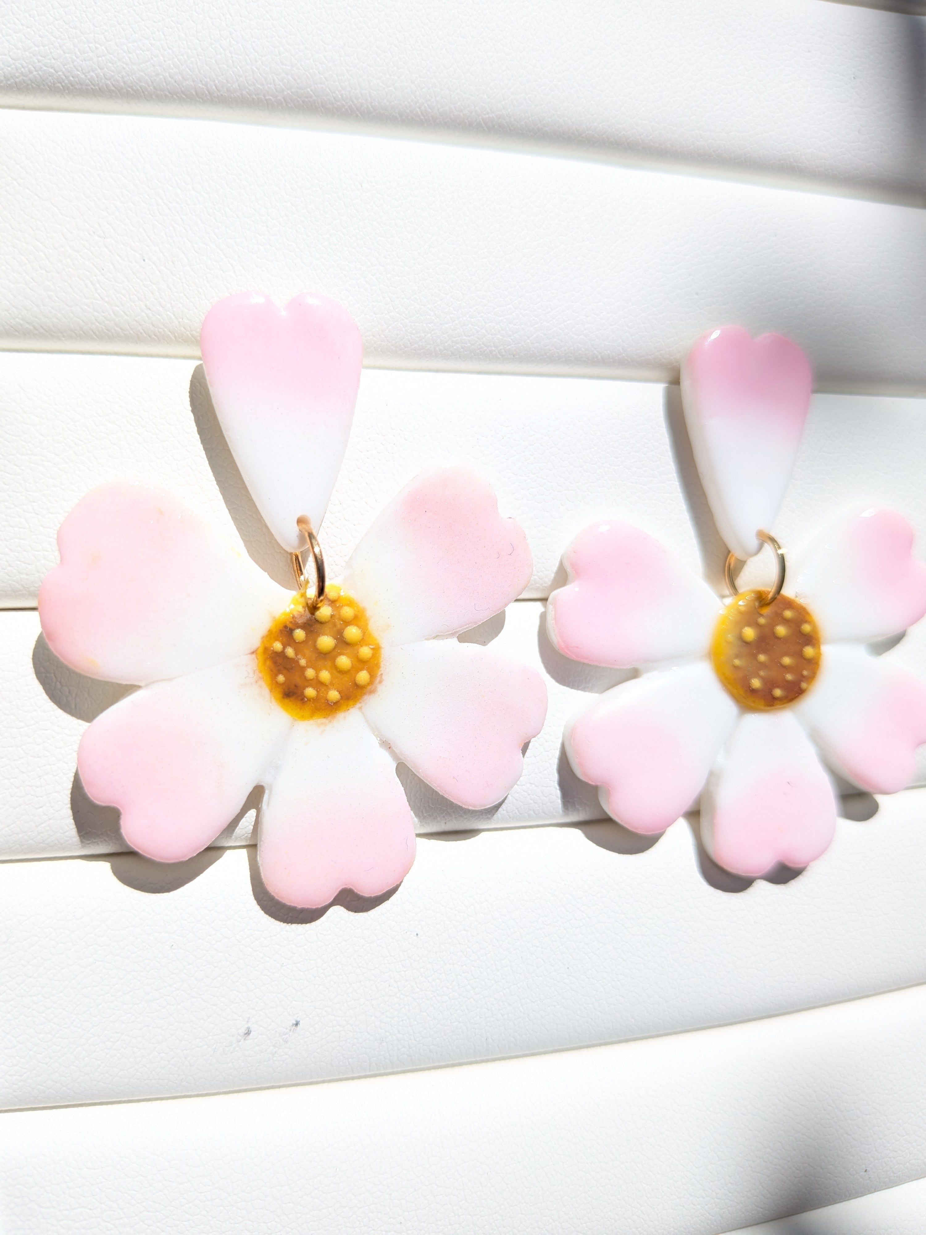 boucles d'oreilles pâquerettes version 2, cœur de fleur à plat
