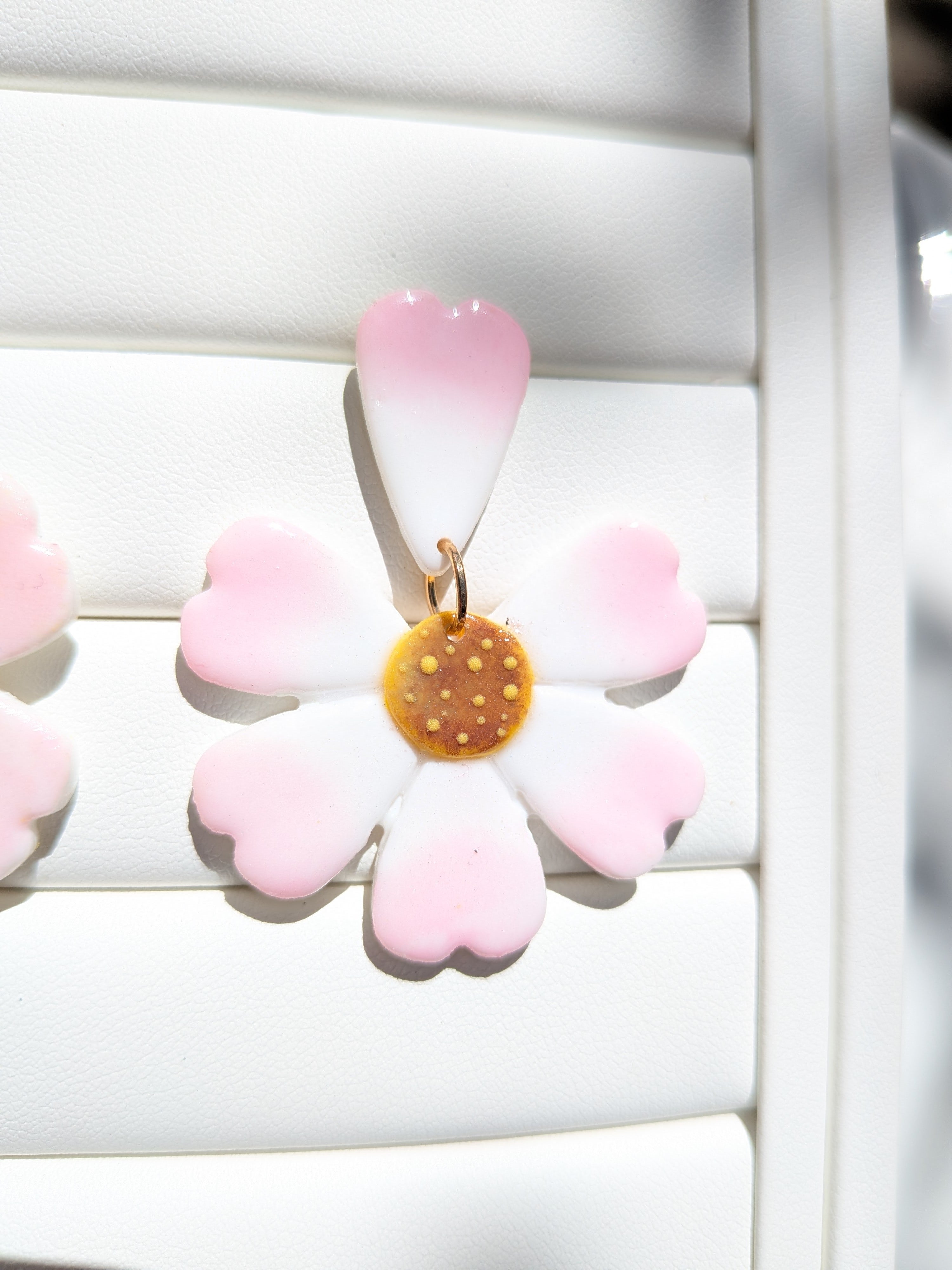 boucles d'oreilles pâquerettes version 2, cœur de fleur à plat