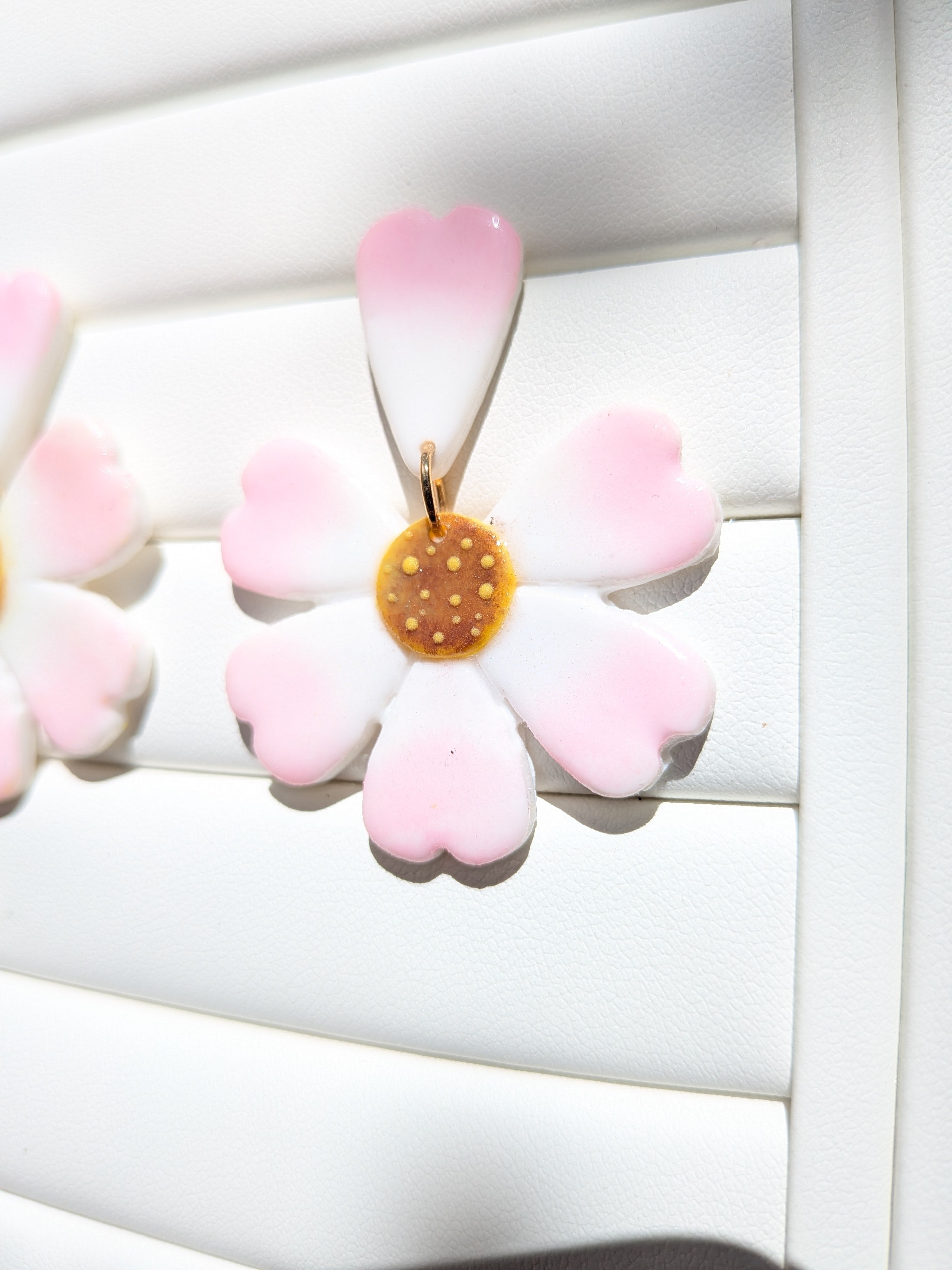 boucles d'oreilles pâquerettes version 2, cœur de fleur à plat