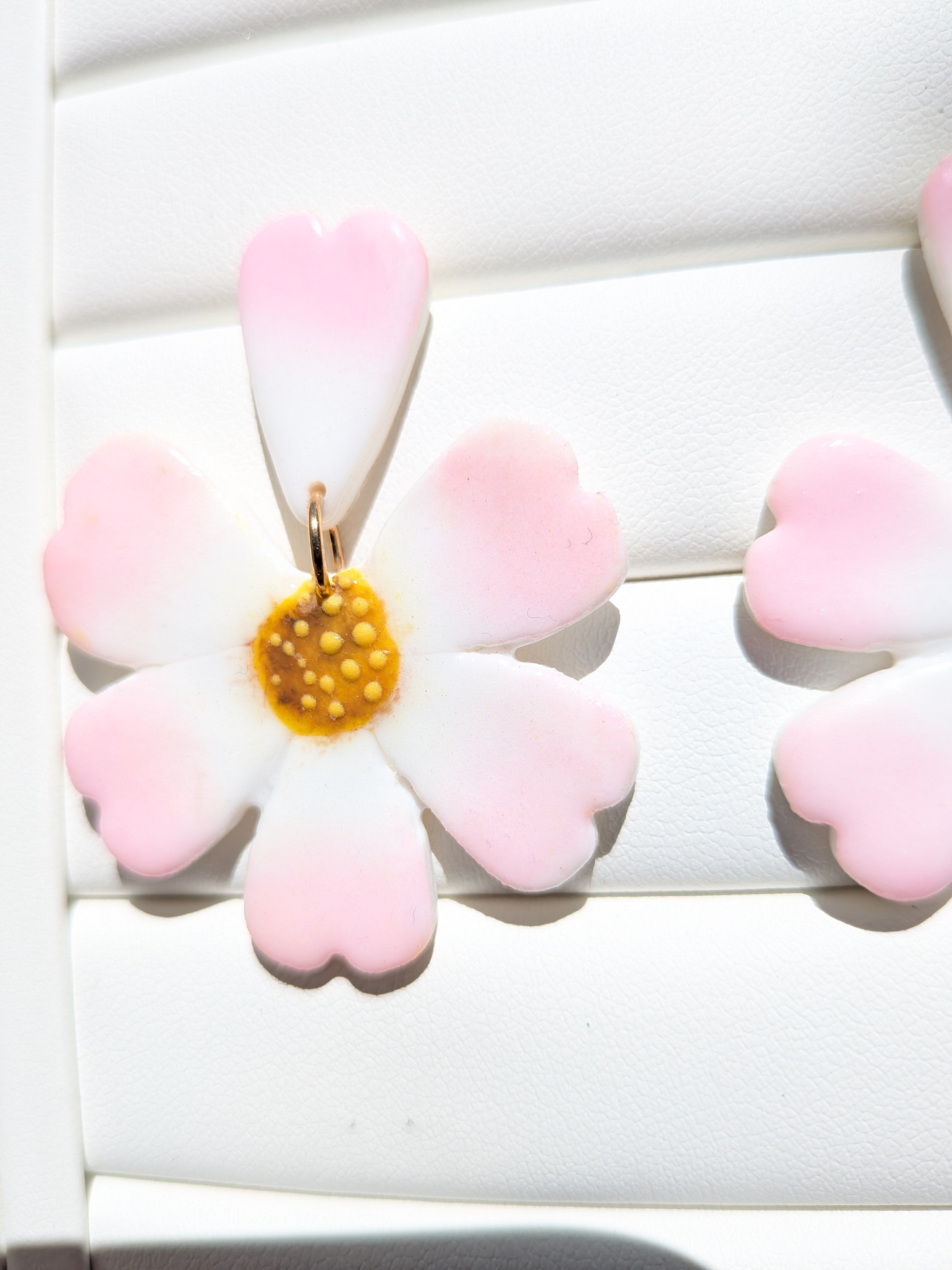 boucles d'oreilles pâquerettes version 2, cœur de fleur à plat