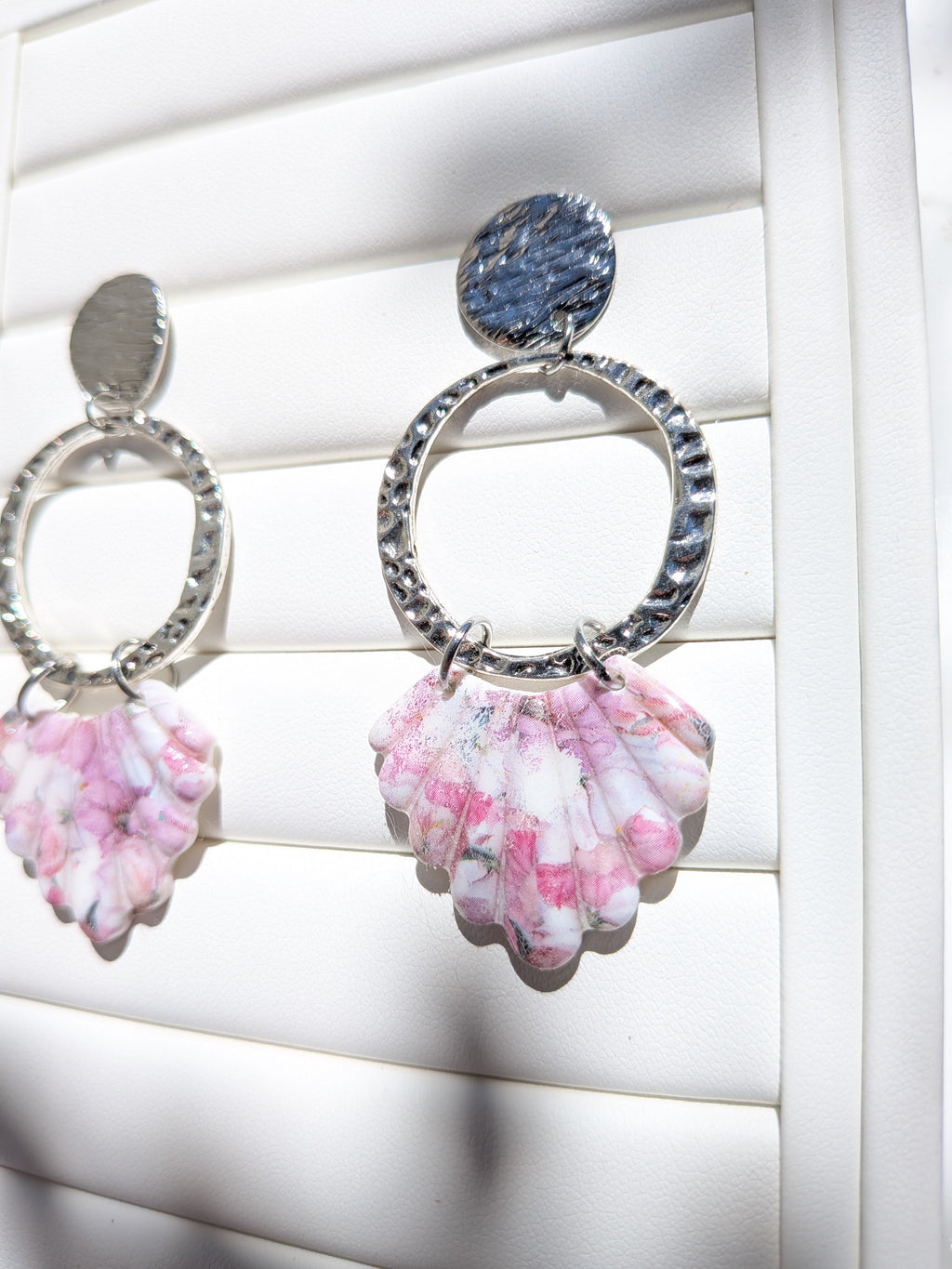 Boucles d'oreilles Géométriques Printemps – Pâte Polymère & Anneau Martelé