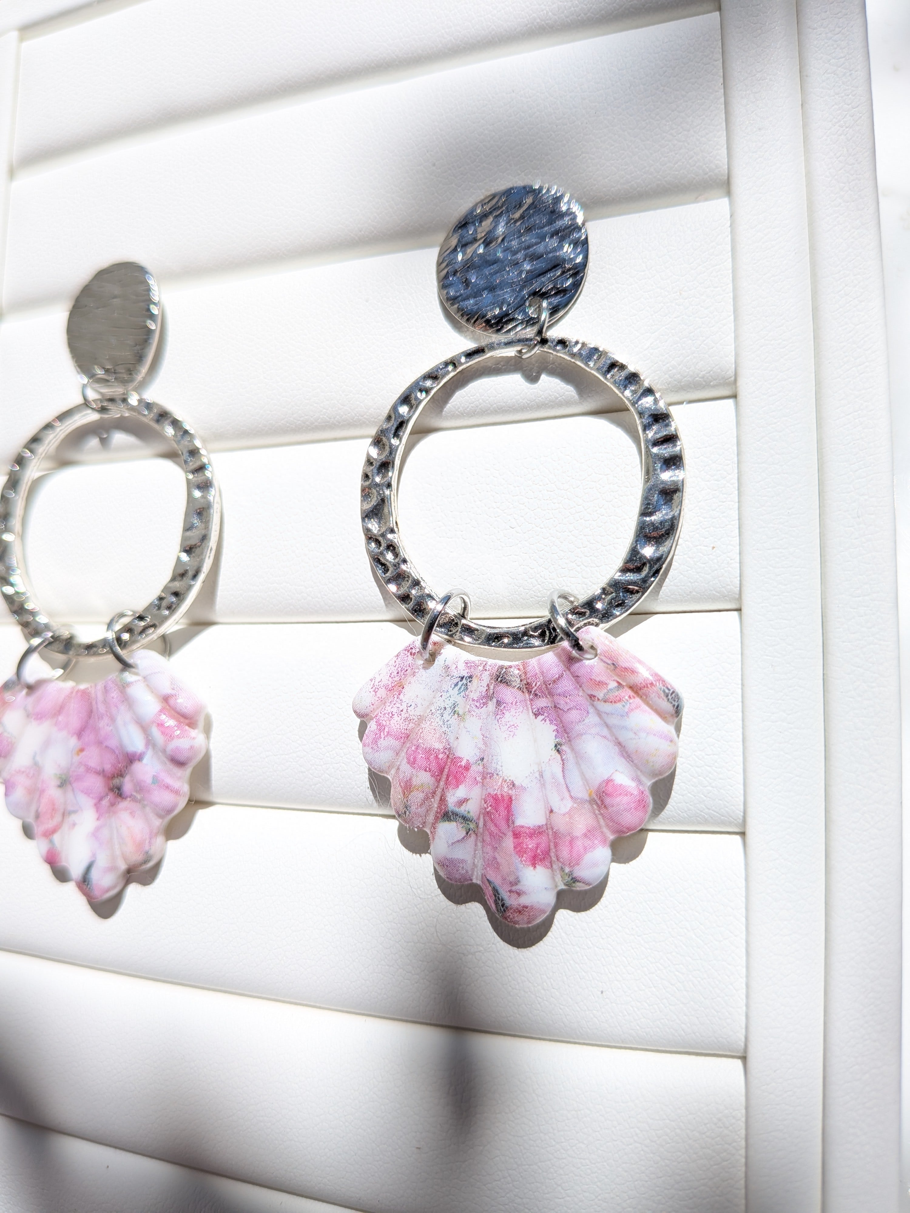 Boucles d'oreilles Géométriques Printemps – Pâte Polymère & Anneau Martelé