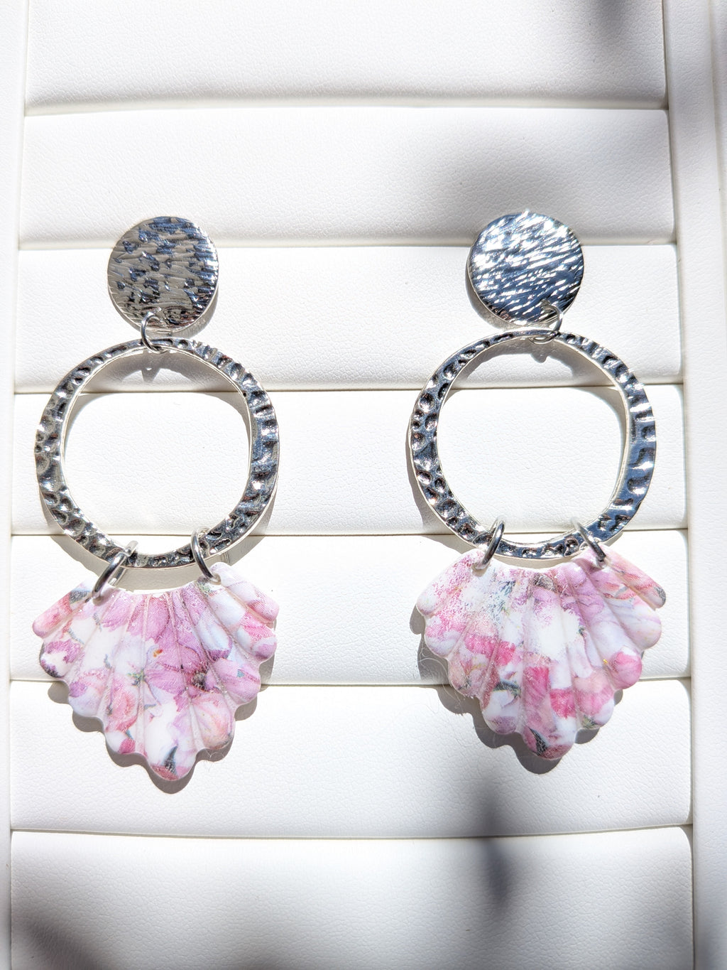 Boucles d'oreilles Géométriques Printemps – Pâte Polymère & Anneau Martelé