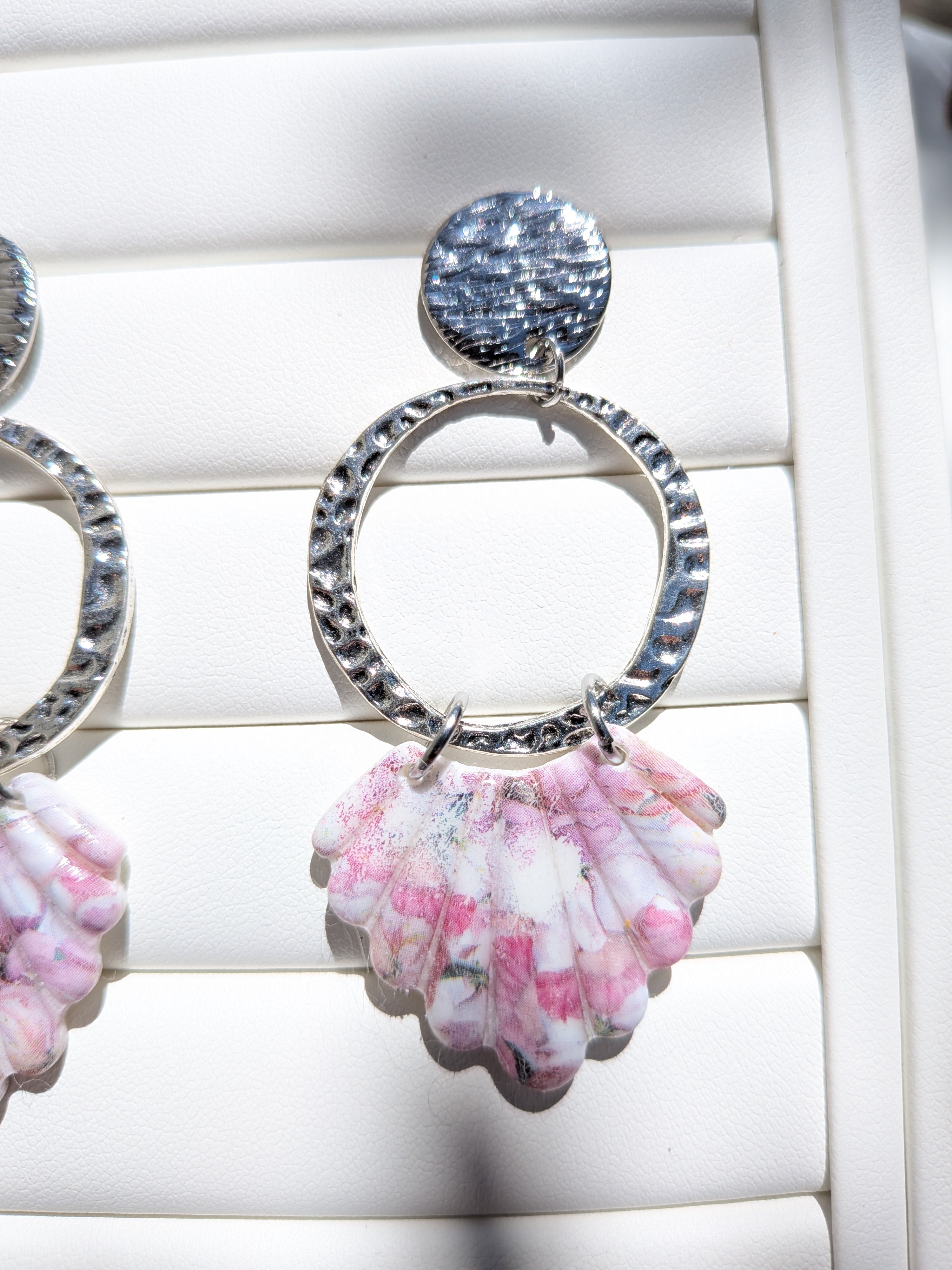 Boucles d'oreilles Géométriques Printemps – Pâte Polymère & Anneau Martelé