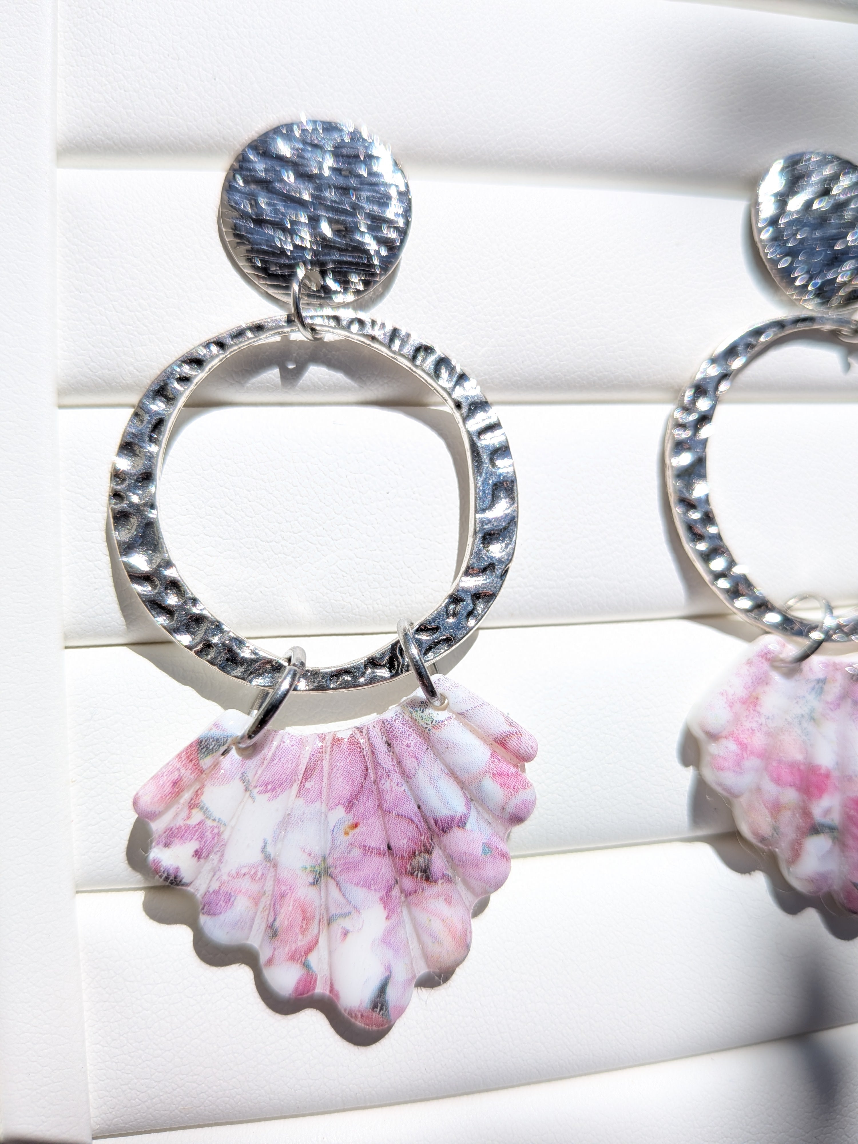 Boucles d'oreilles Géométriques Printemps – Pâte Polymère & Anneau Martelé