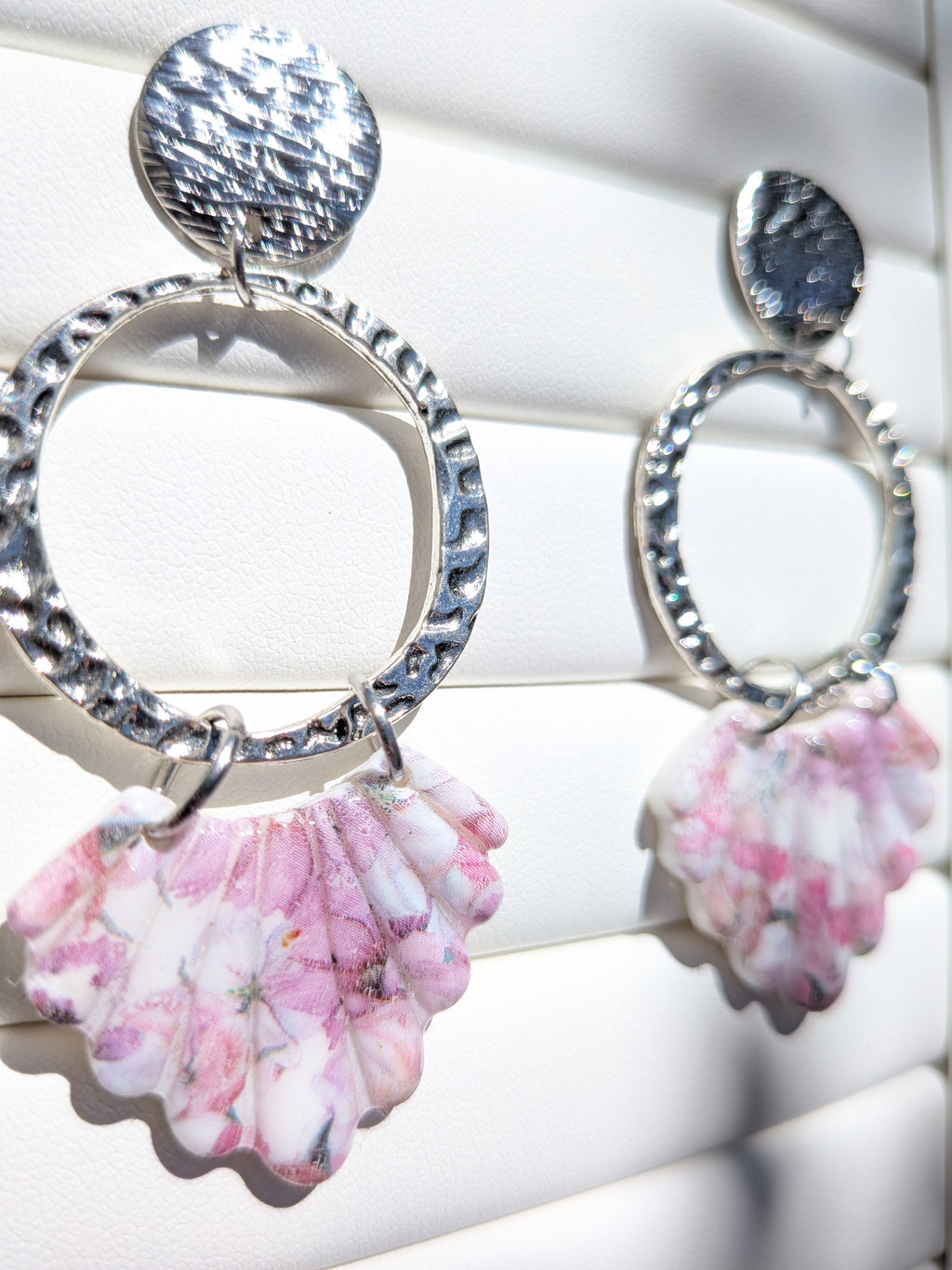 Boucles d'oreilles Géométriques Printemps – Pâte Polymère & Anneau Martelé