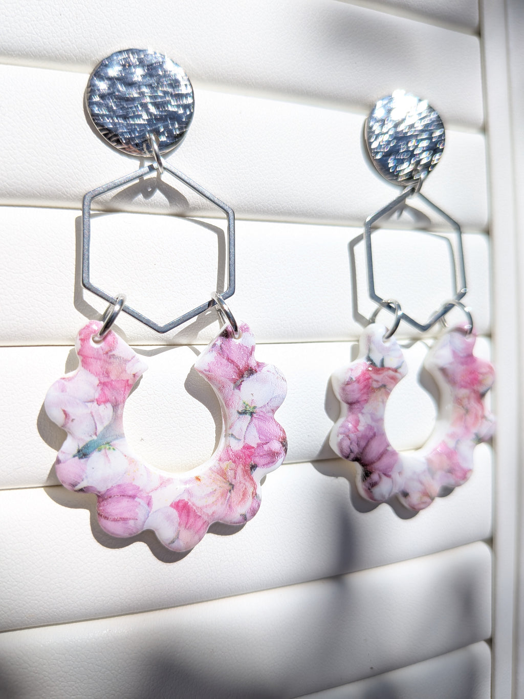 Boucles d'oreilles Hexagone Printemps – Géométrique en Acier Argenté