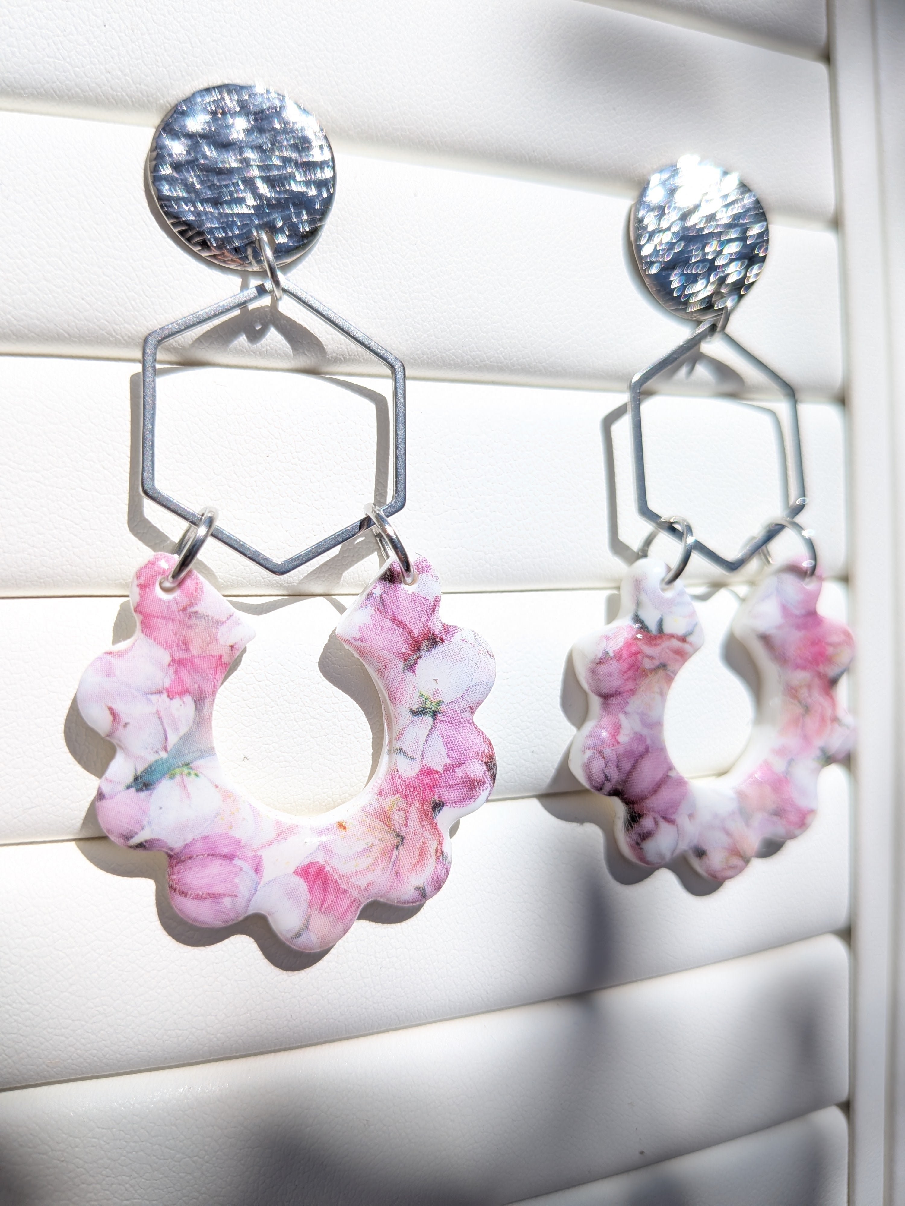 Boucles d'oreilles Hexagone Printemps – Géométrique en Acier Argenté