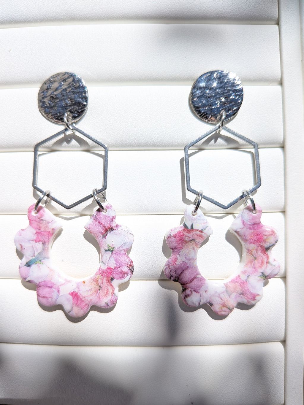 Boucles d'oreilles Hexagone Printemps – Géométrique en Acier Argenté