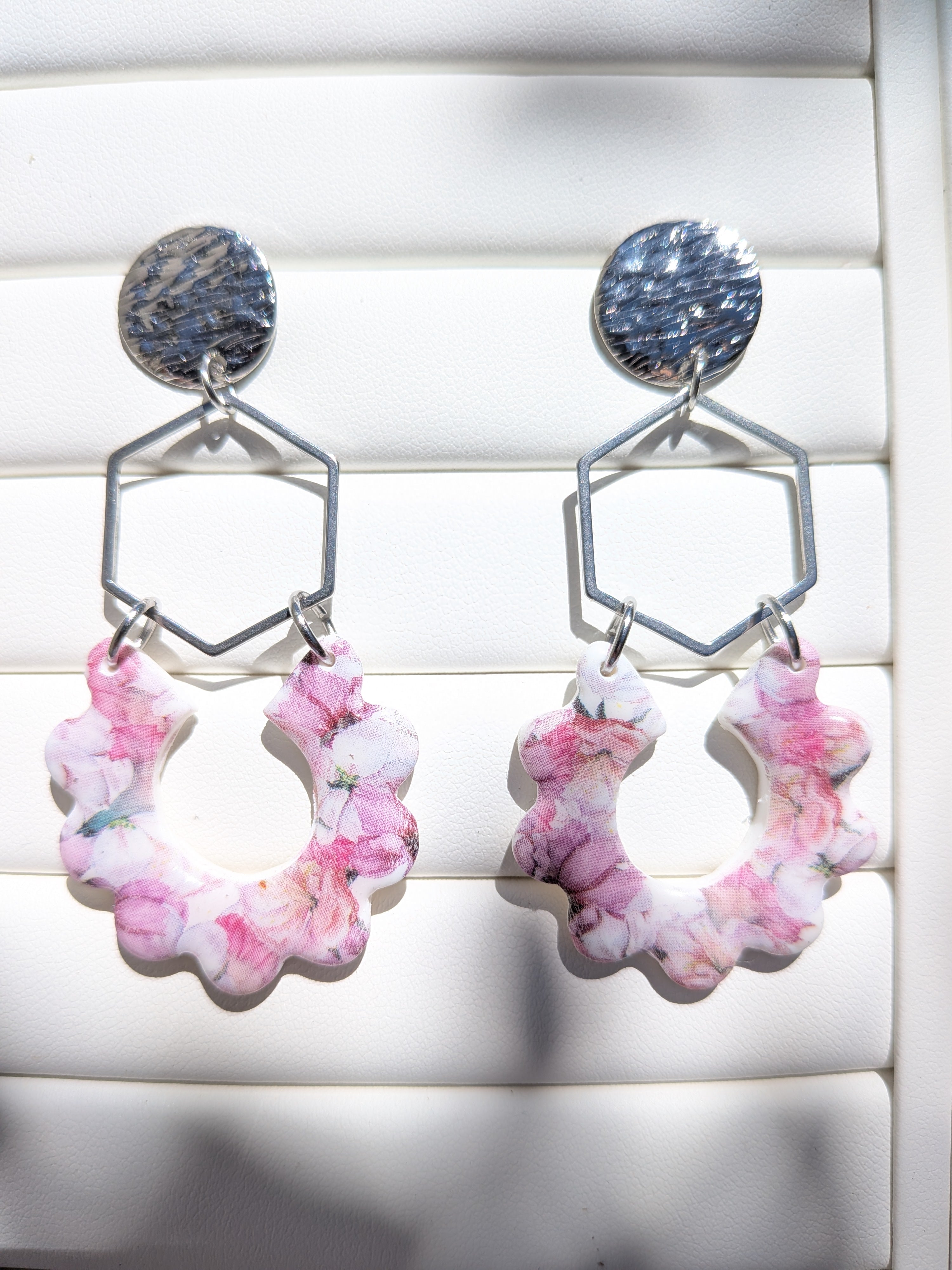 Boucles d'oreilles Hexagone Printemps – Géométrique en Acier Argenté