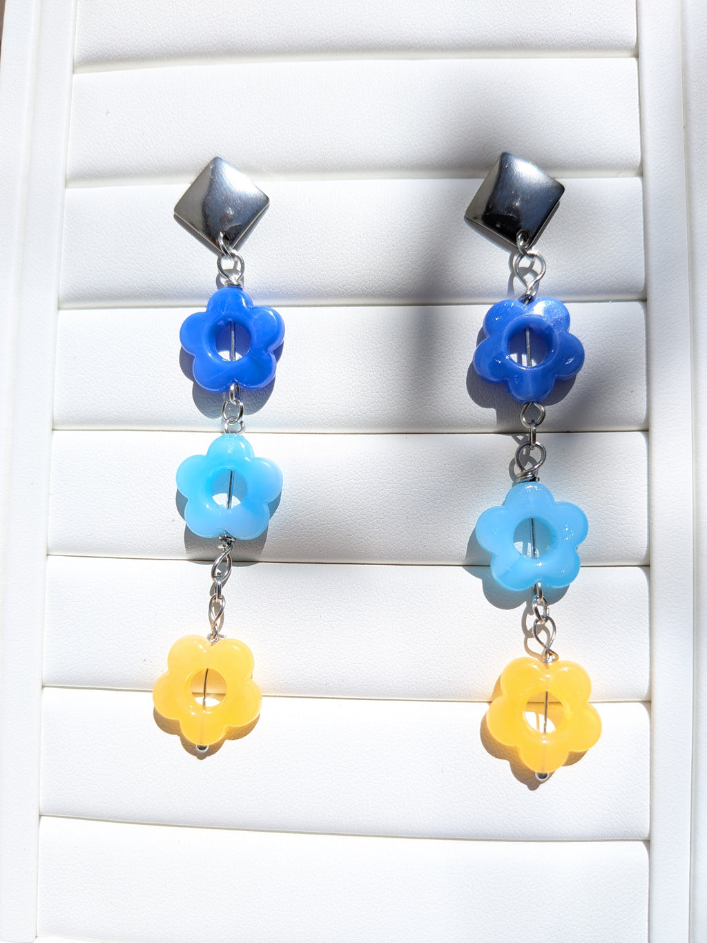 Boucles d'oreilles fleurs bleues en acrylique et métal en acier