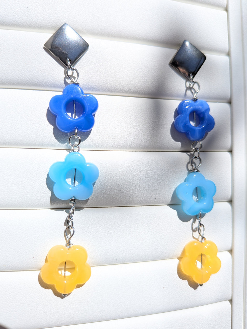 Boucles d'oreilles fleurs bleues en acrylique et métal en acier