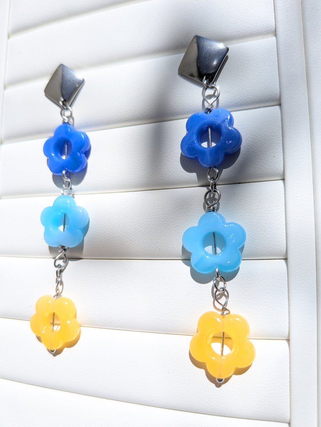 Boucles d'oreilles fleurs bleues en acrylique et métal en acier