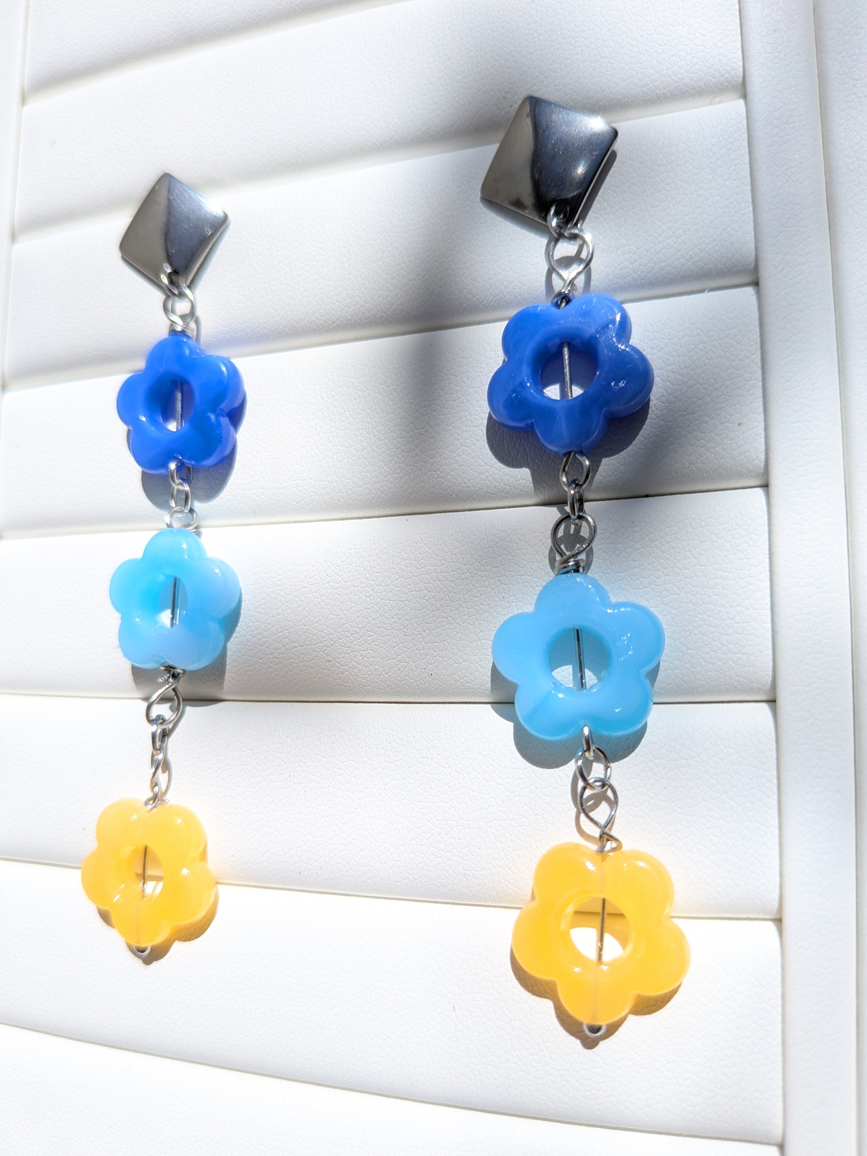 Boucles d'oreilles fleurs bleues en acrylique et métal en acier
