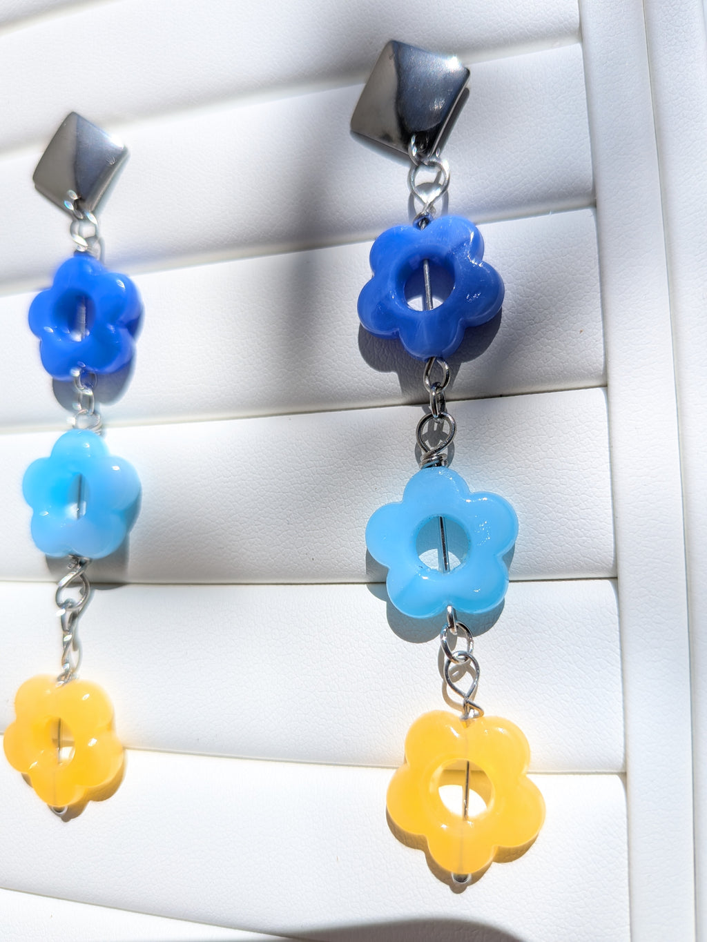 Boucles d'oreilles fleurs bleues en acrylique et métal en acier