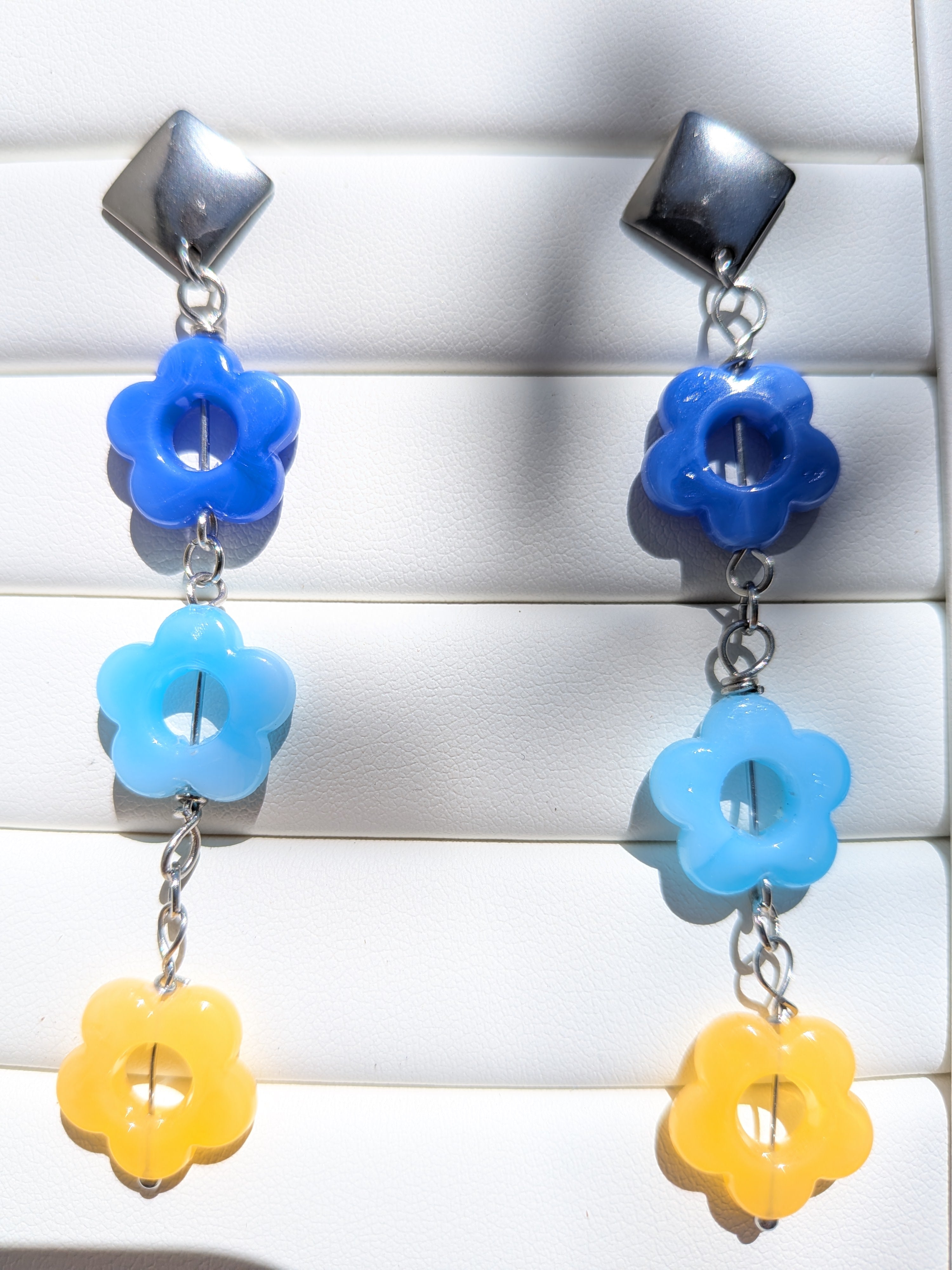 Boucles d'oreilles fleurs bleues en acrylique et métal en acier