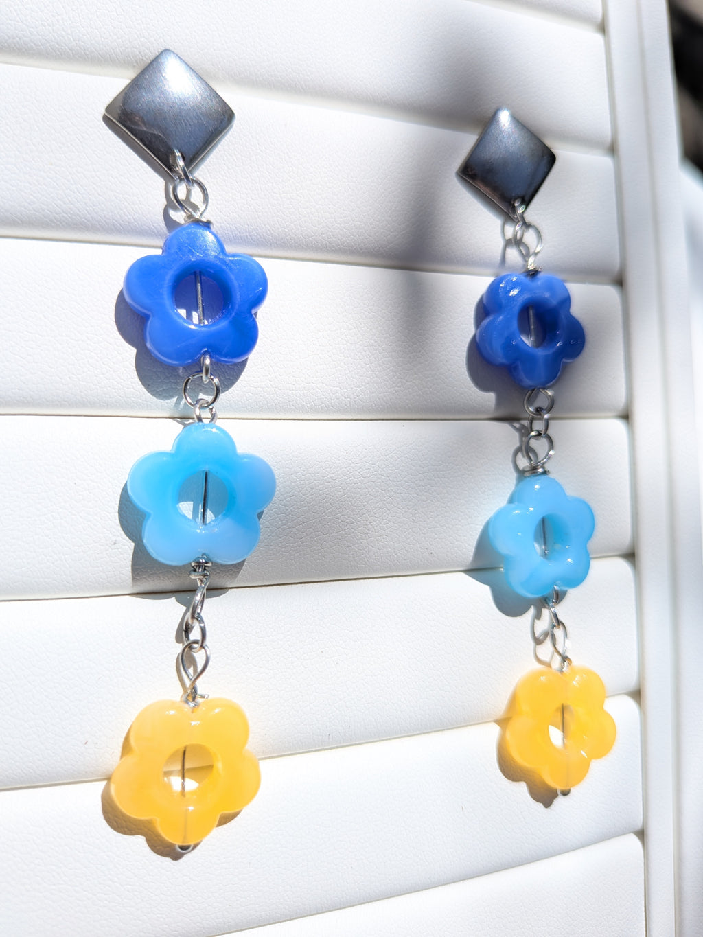 Boucles d'oreilles fleurs bleues en acrylique et métal en acier