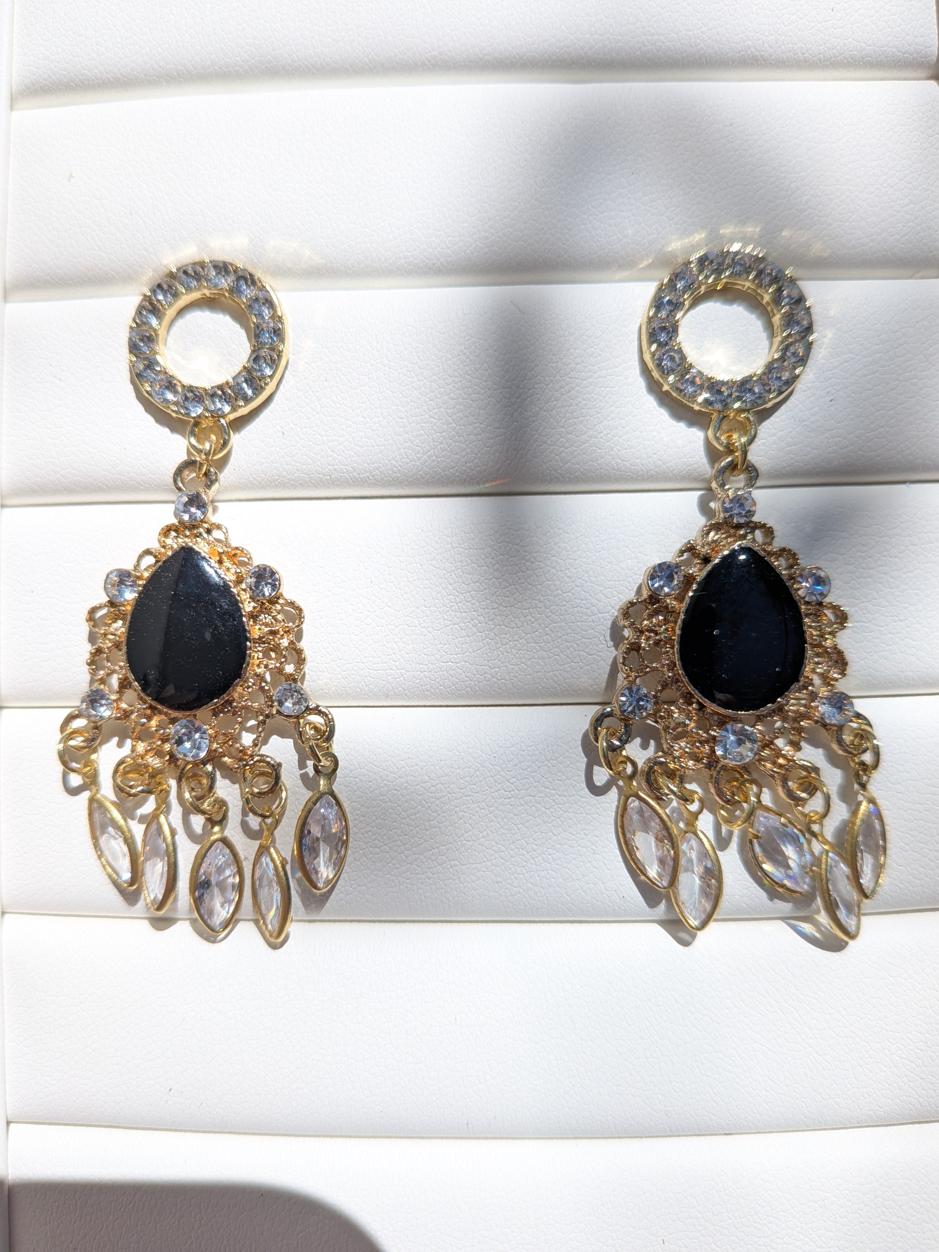 Boucles d'oreilles en or, noires et diamants en verre