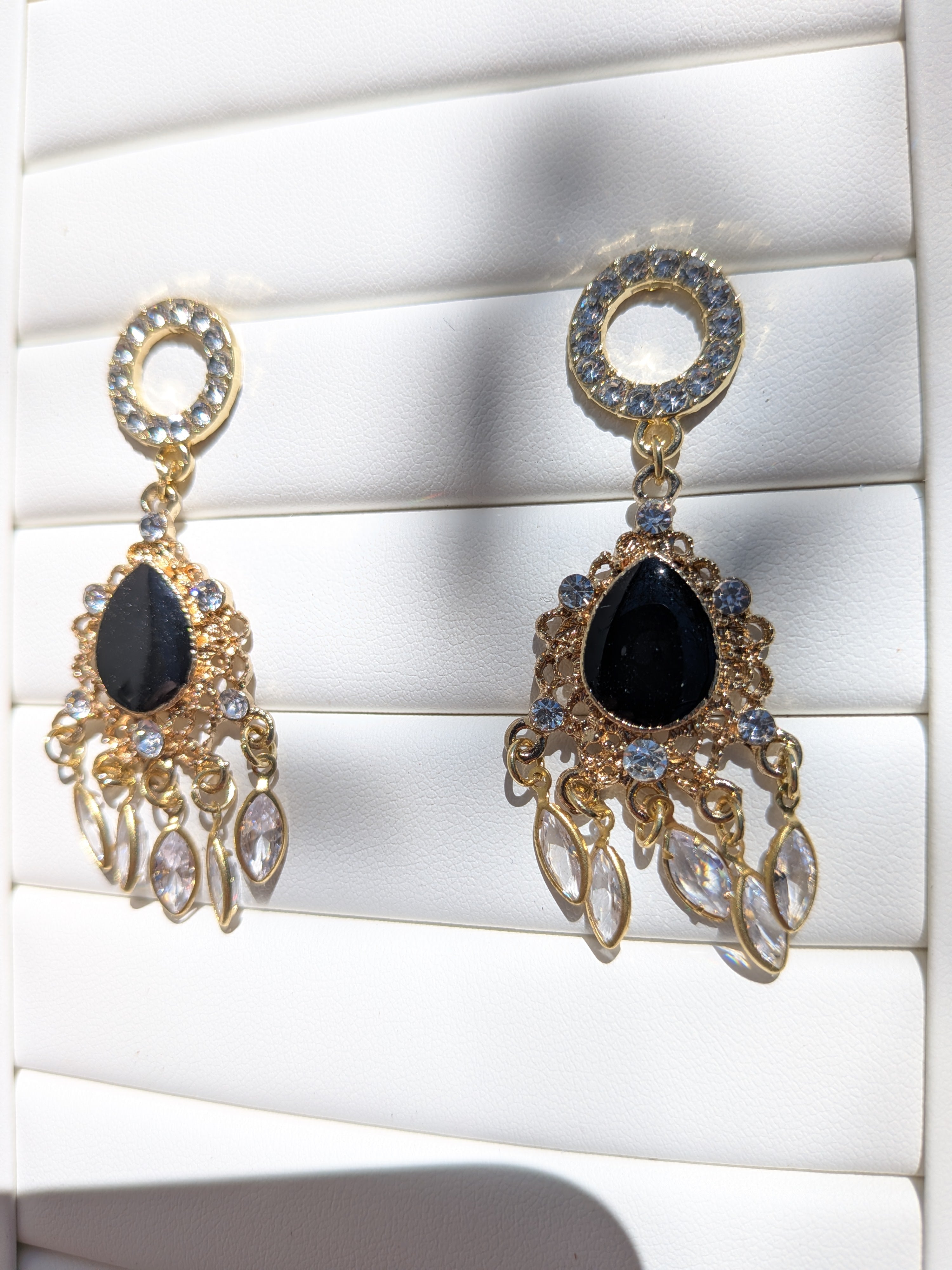 Boucles d'oreilles en or, noires et diamants en verre