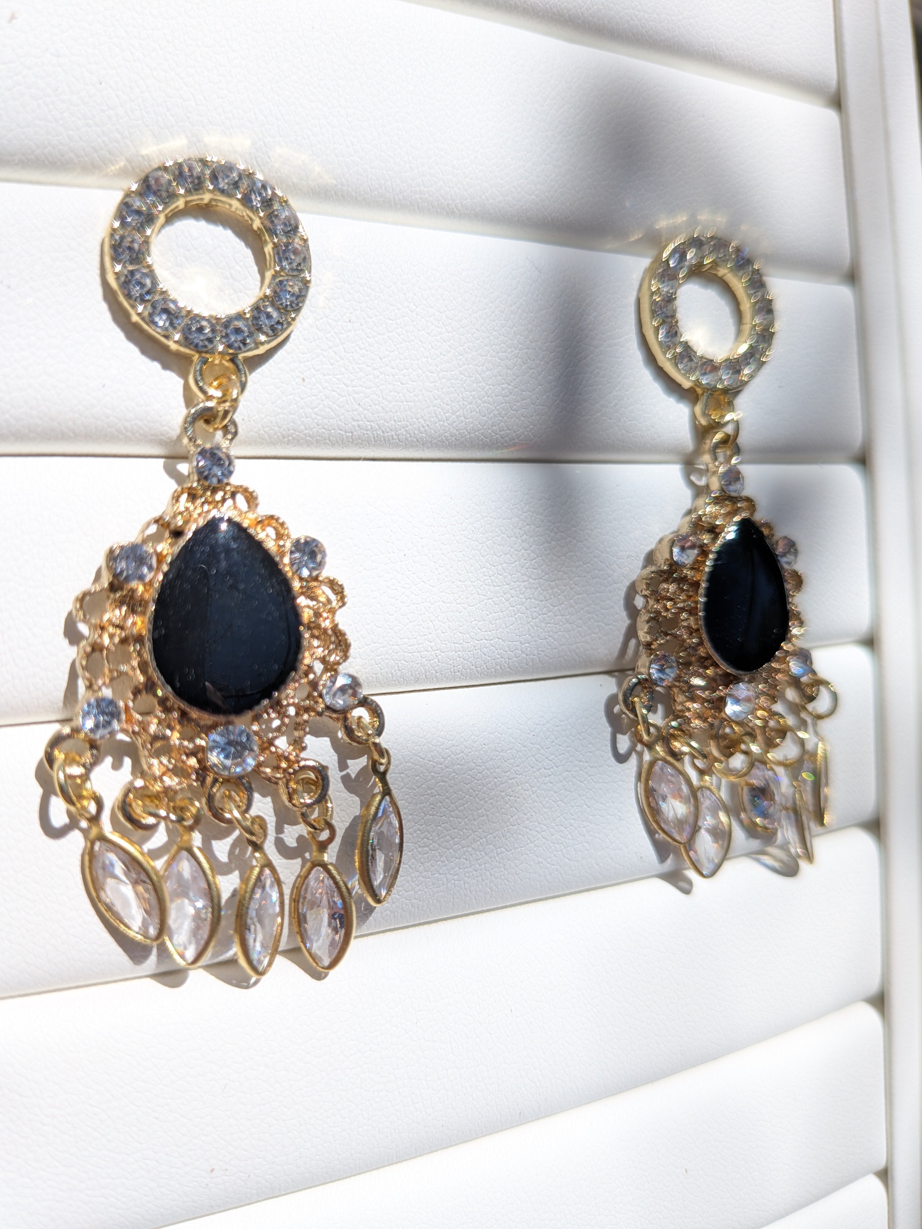 Boucles d'oreilles en or, noires et diamants en verre