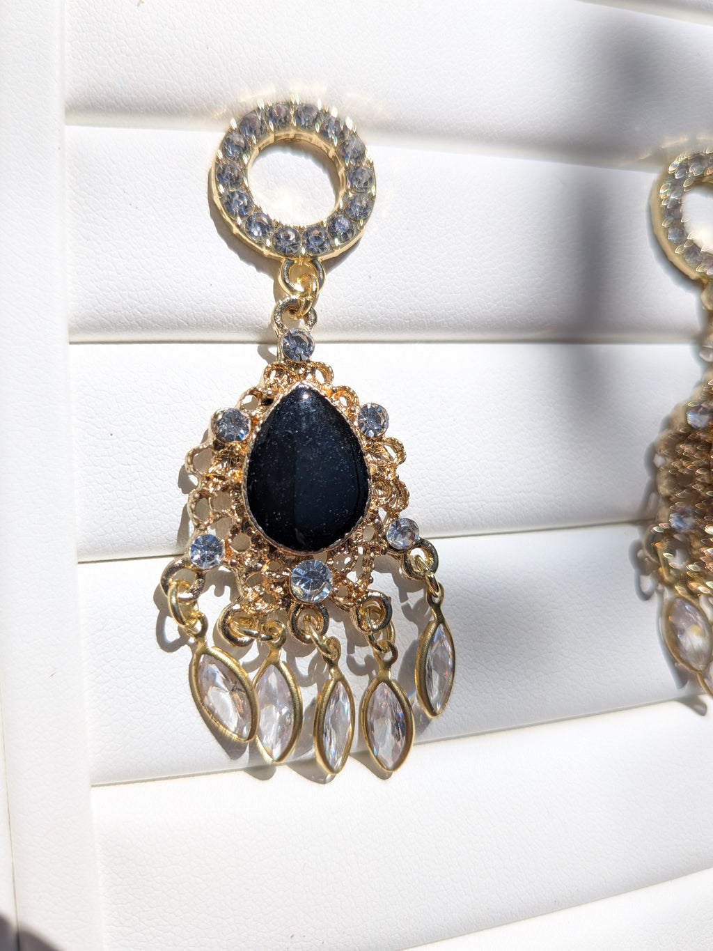 Boucles d'oreilles en or, noires et diamants en verre