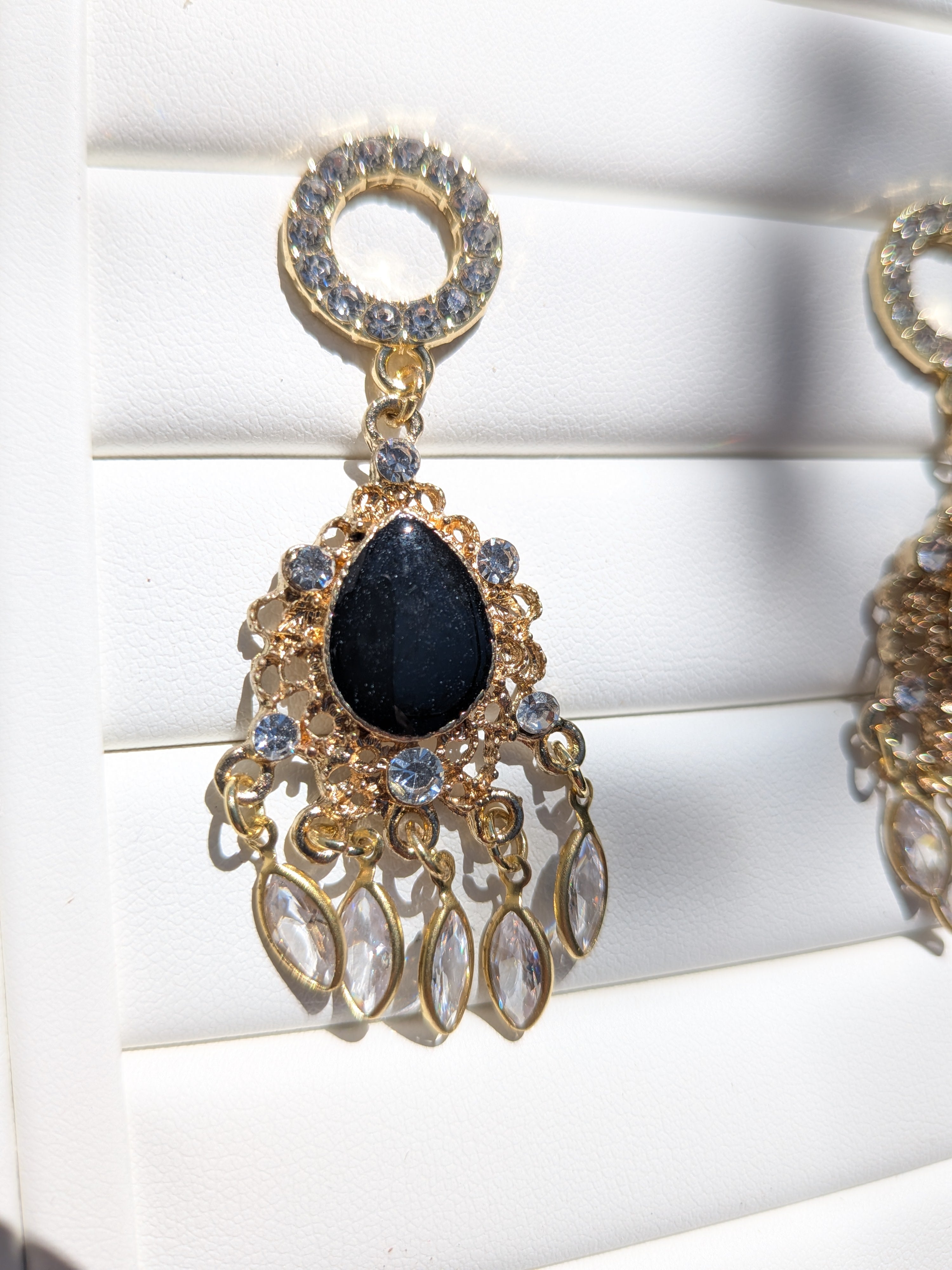 Boucles d'oreilles en or, noires et diamants en verre