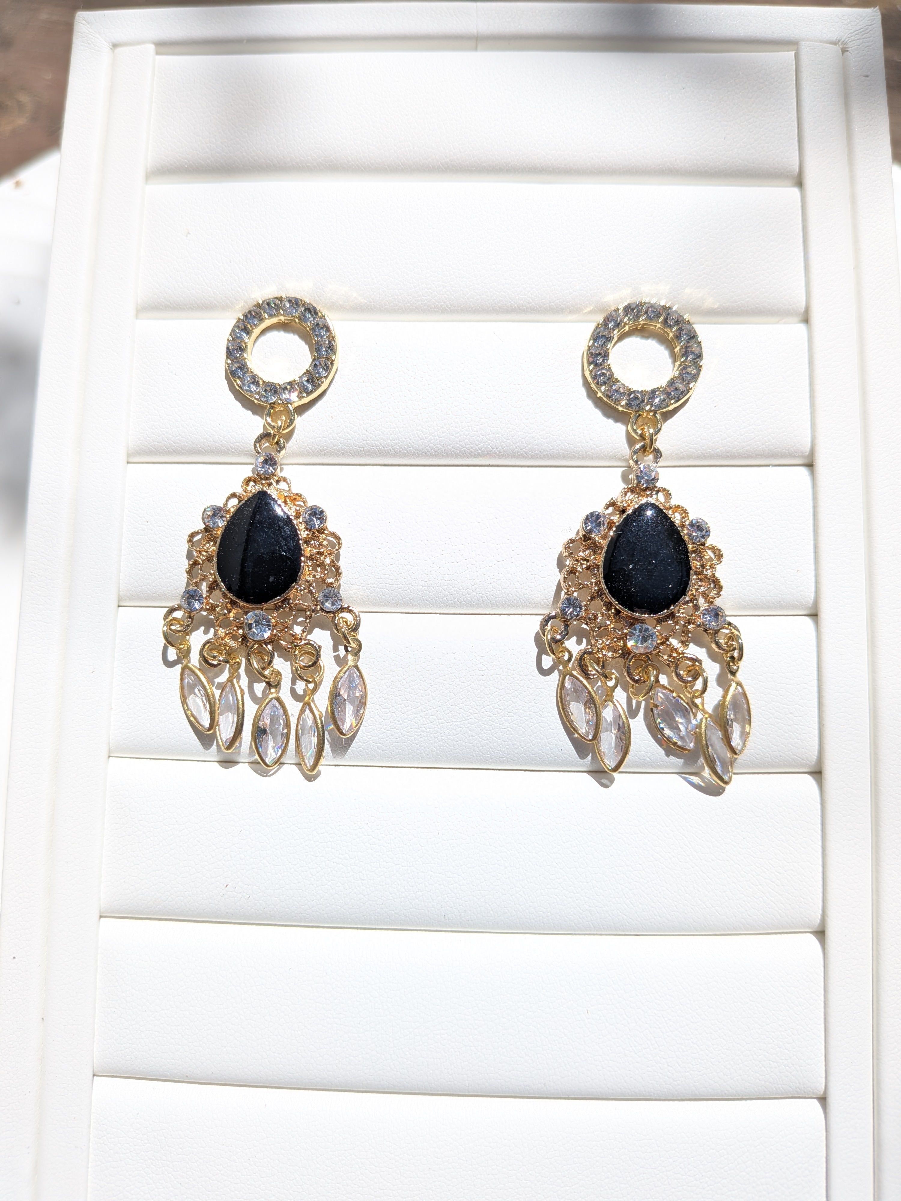 Boucles d'oreilles en or, noires et diamants en verre