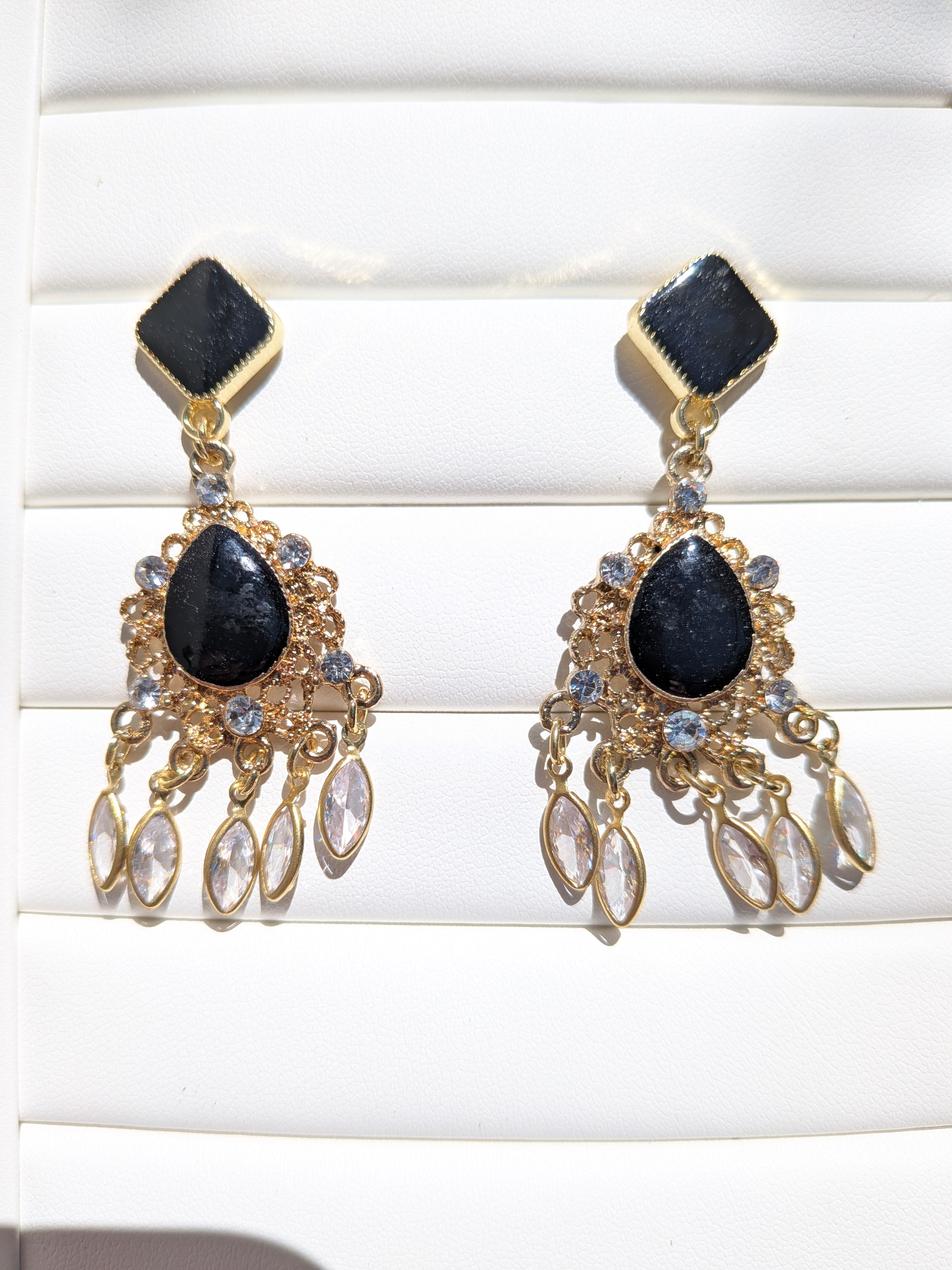 Boucles d'oreilles fantaisie, dorées, noires et diamants en verre
