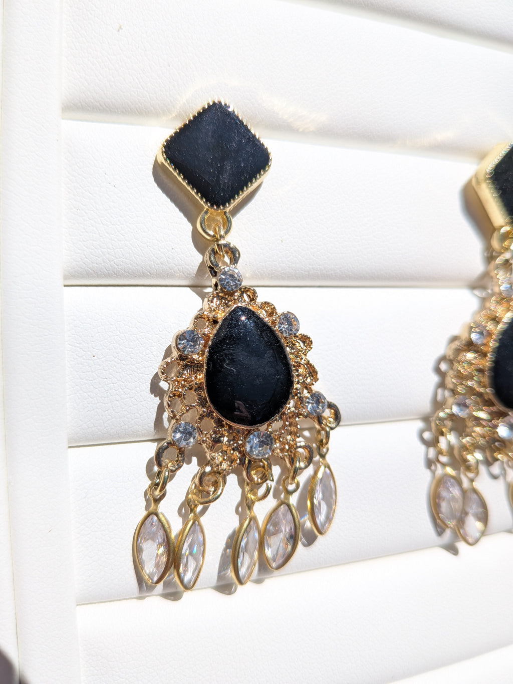 Boucles d'oreilles fantaisie, dorées, noires et diamants en verre