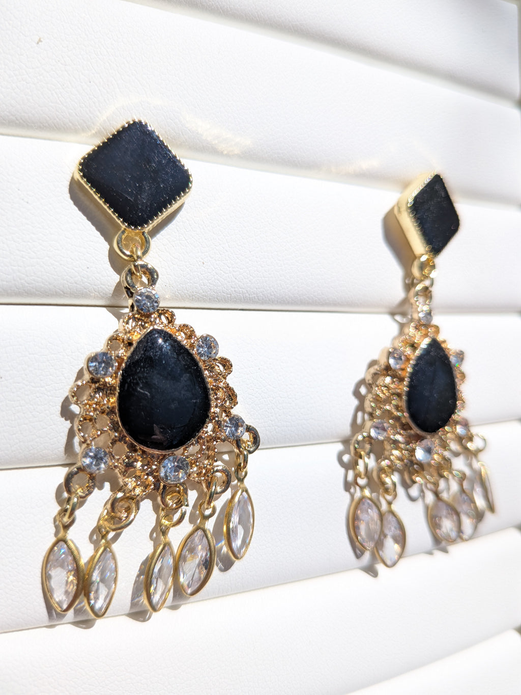 Boucles d'oreilles fantaisie, dorées, noires et diamants en verre