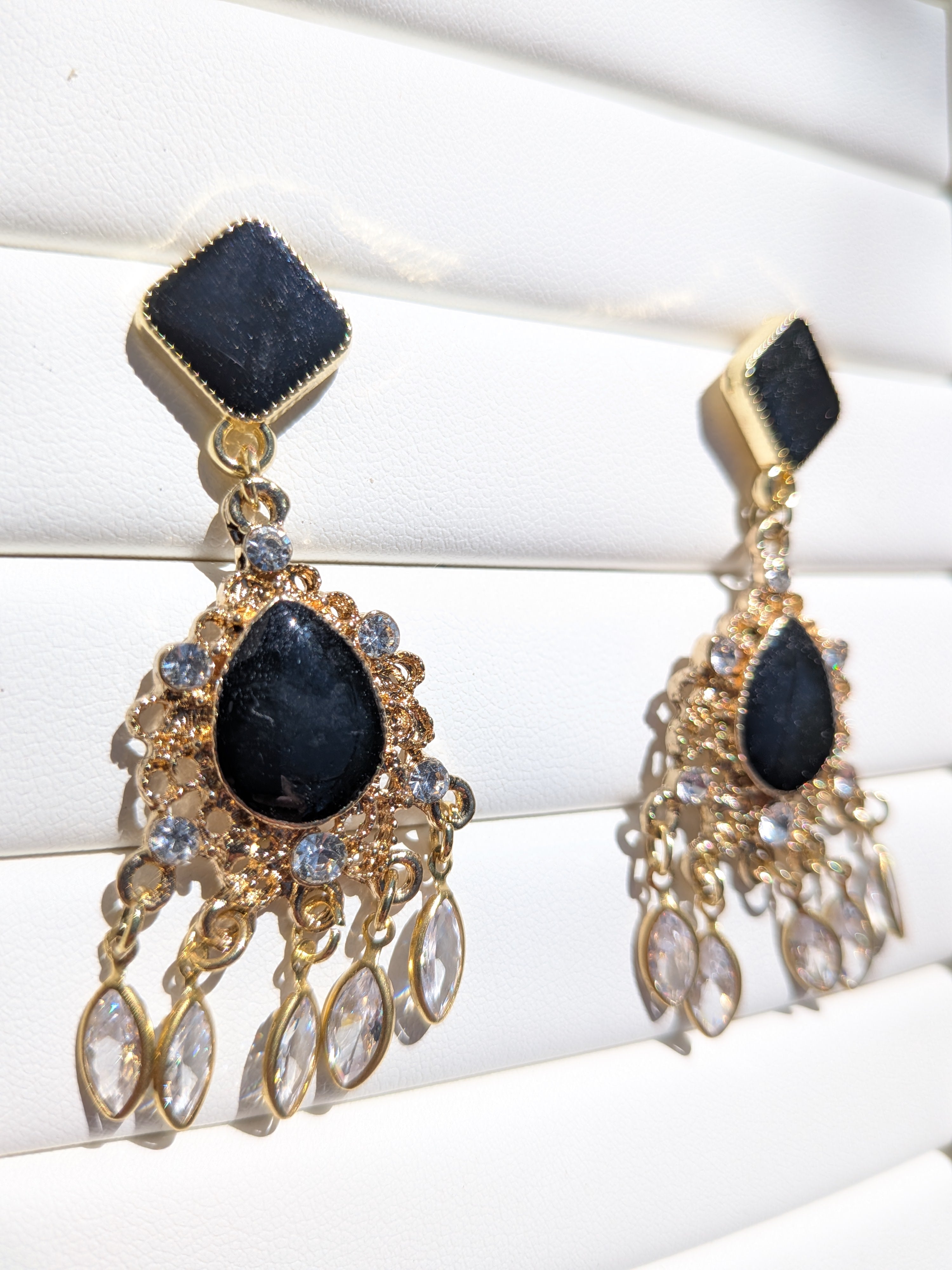 Boucles d'oreilles fantaisie, dorées, noires et diamants en verre
