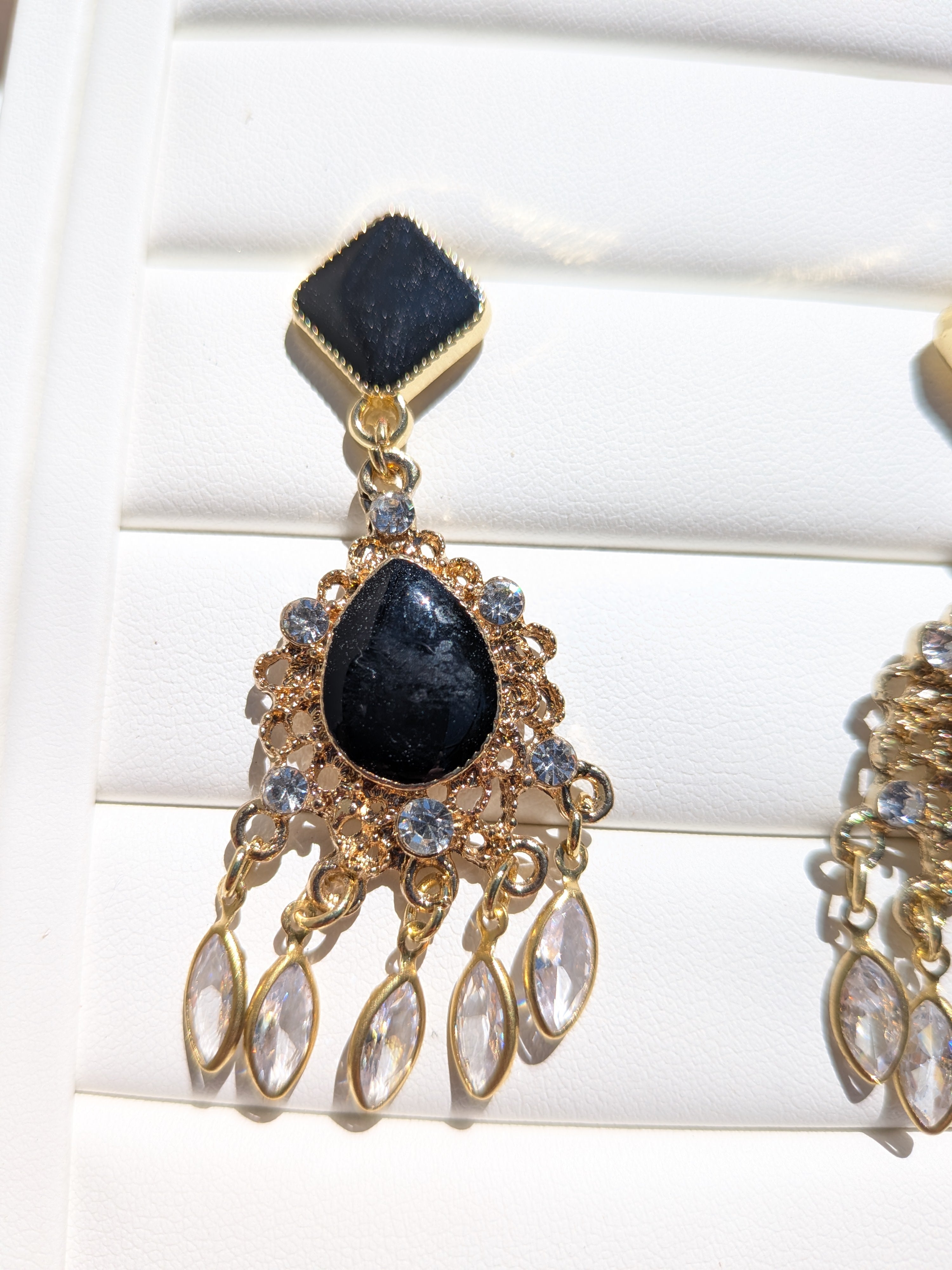 Boucles d'oreilles fantaisie, dorées, noires et diamants en verre