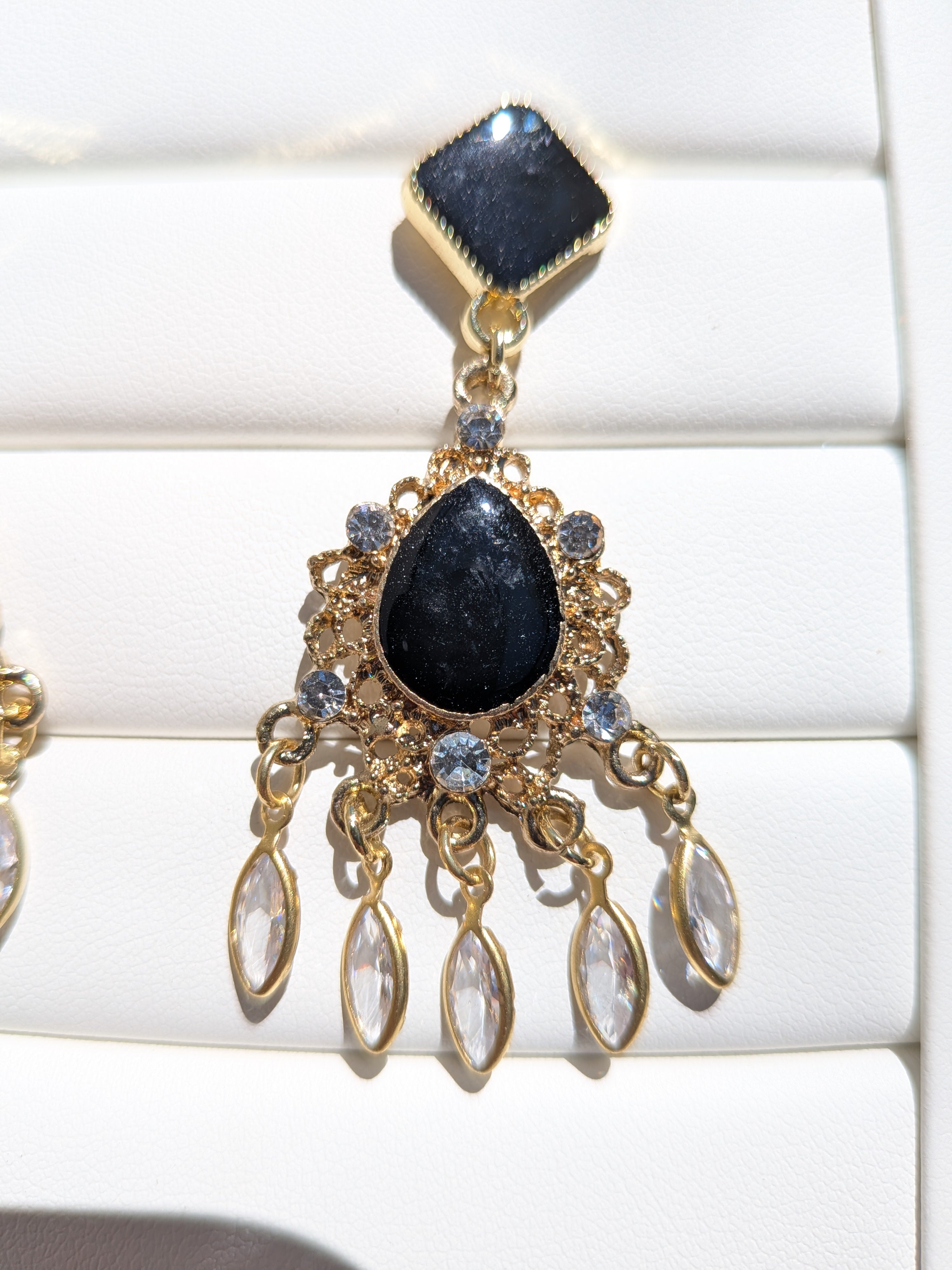 Boucles d'oreilles fantaisie, dorées, noires et diamants en verre