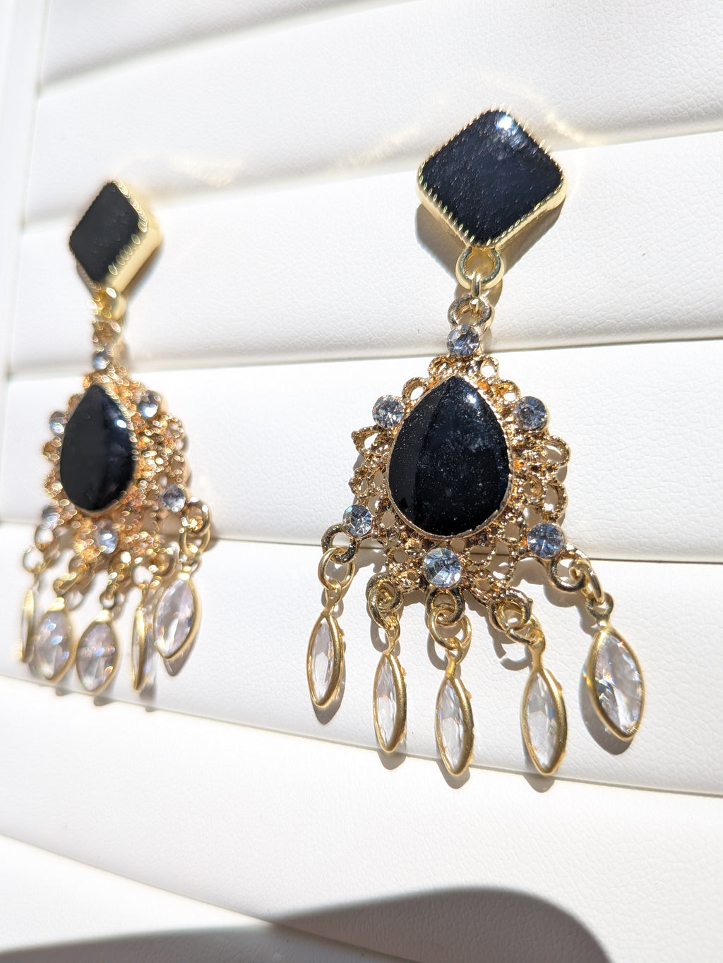 Boucles d'oreilles fantaisie, dorées, noires et diamants en verre