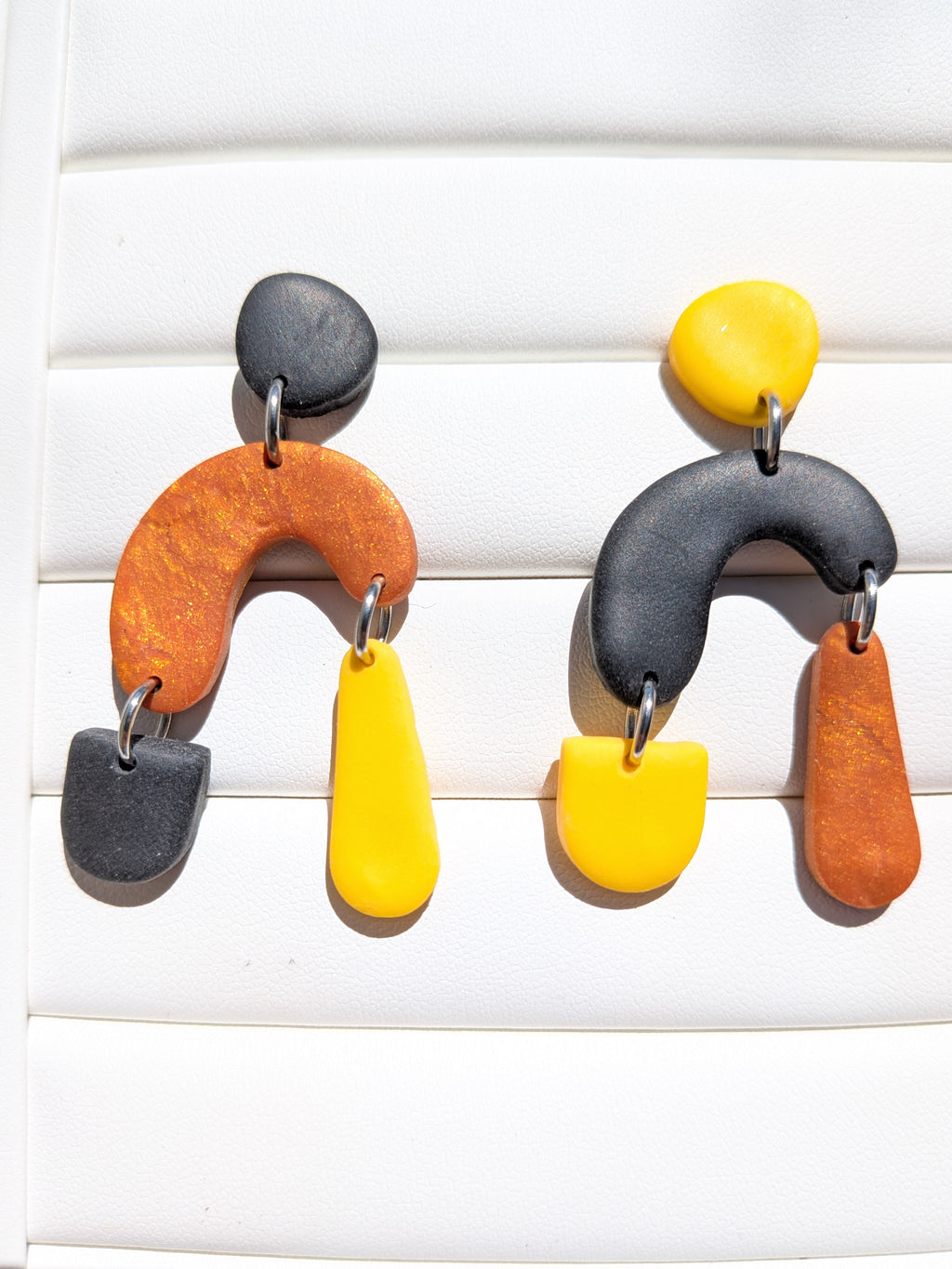 Boucles d'oreilles Asymétriques – Pâte Polymère Noir, Jaune & Marron