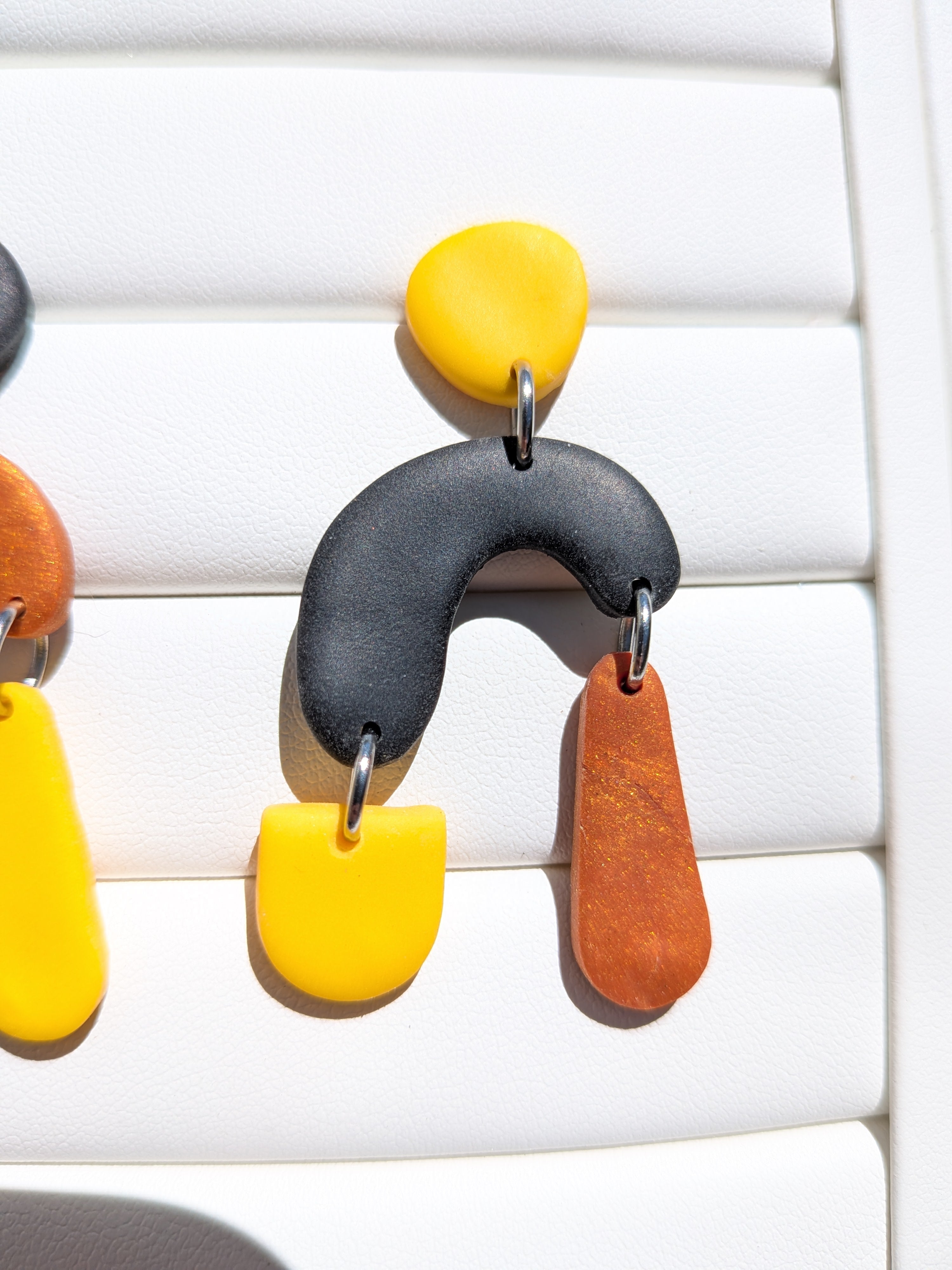 Boucles d'oreilles Asymétriques – Pâte Polymère Noir, Jaune & Marron