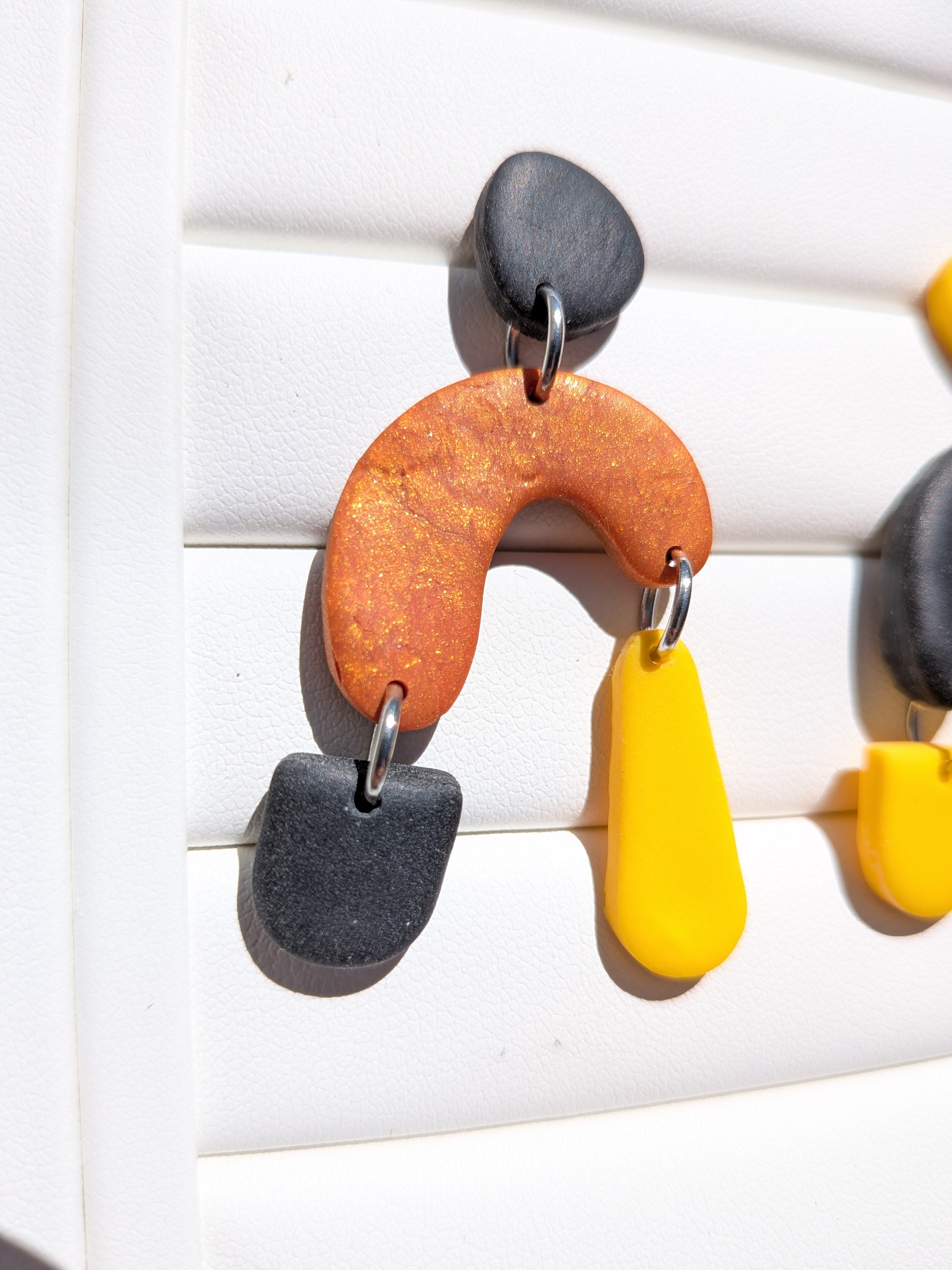 Boucles d'oreilles Asymétriques – Pâte Polymère Noir, Jaune & Marron