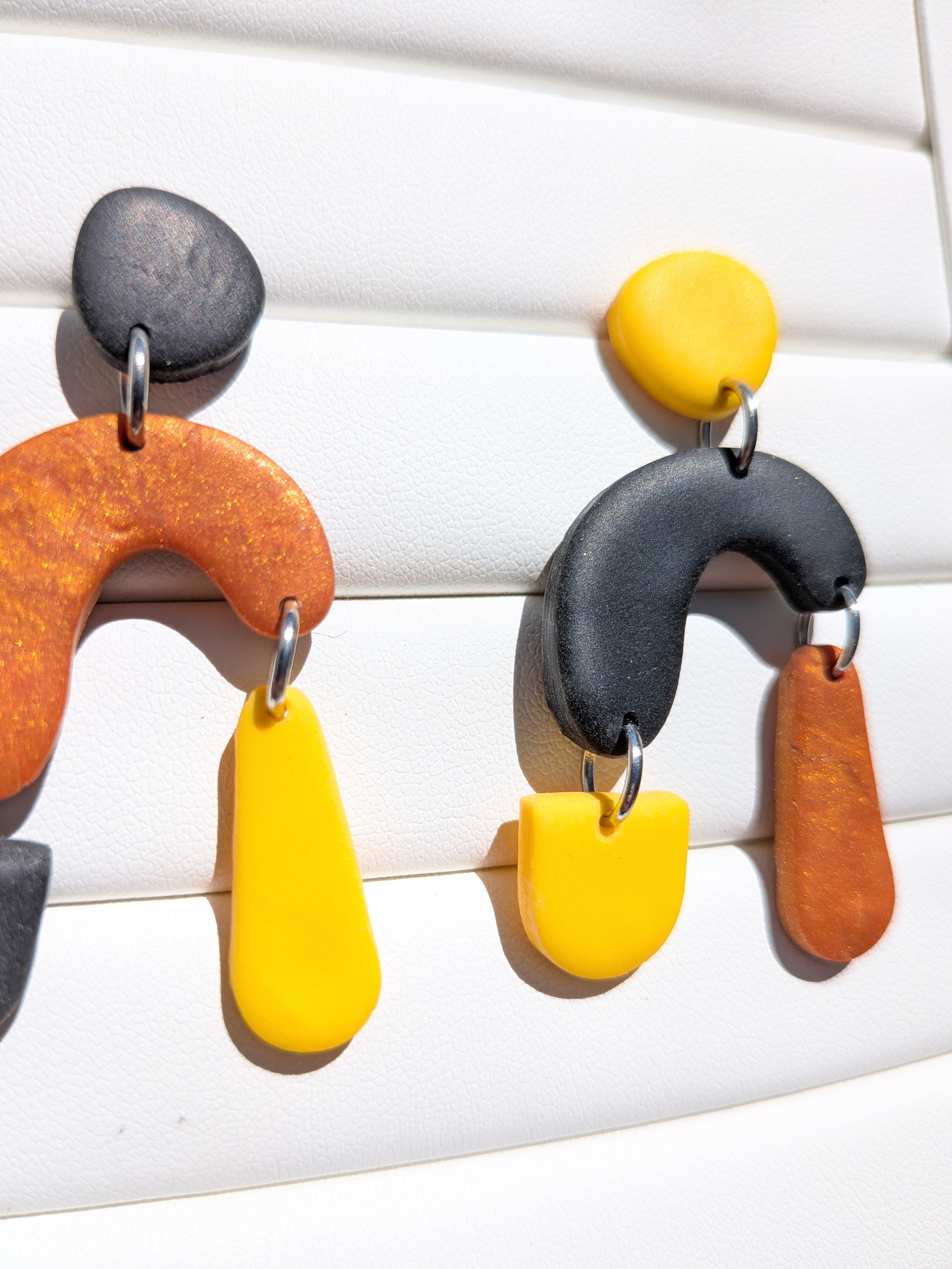 Boucles d'oreilles Asymétriques – Pâte Polymère Noir, Jaune & Marron