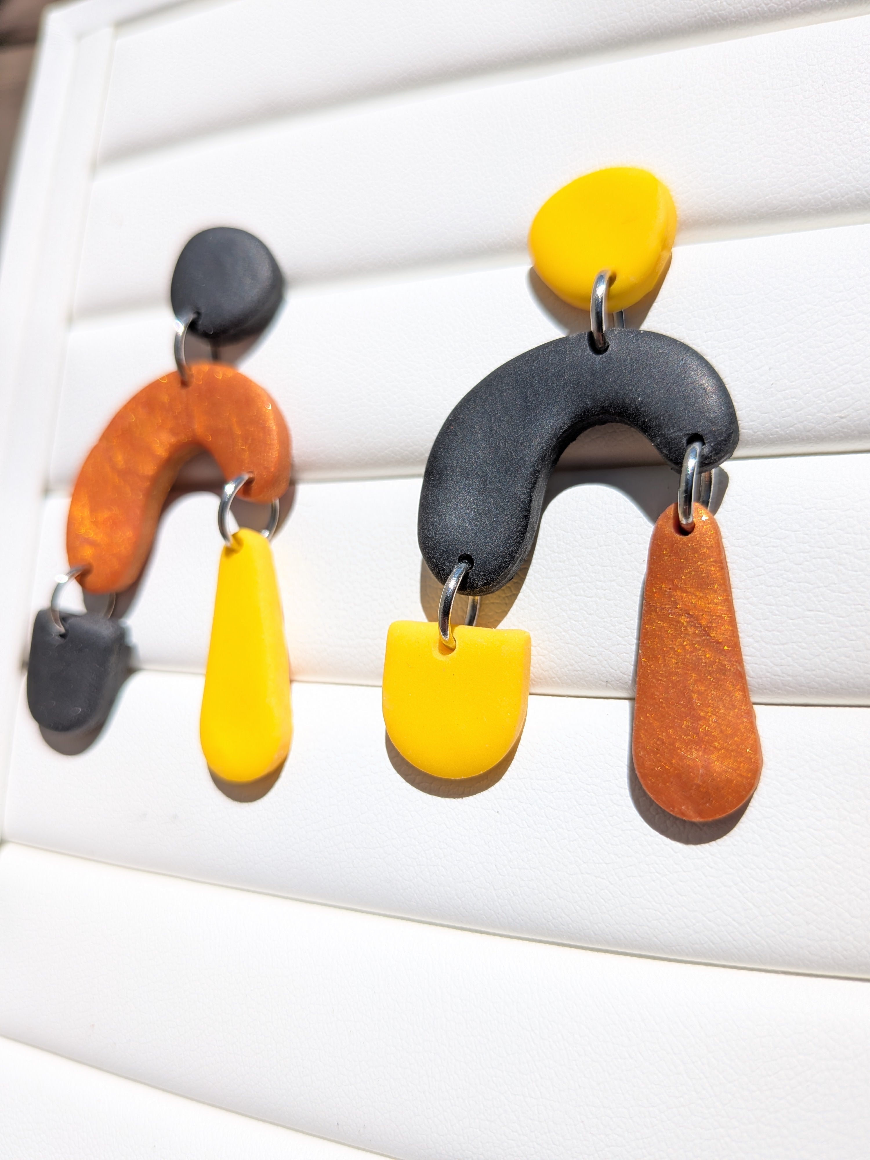 Boucles d'oreilles Asymétriques – Pâte Polymère Noir, Jaune & Marron