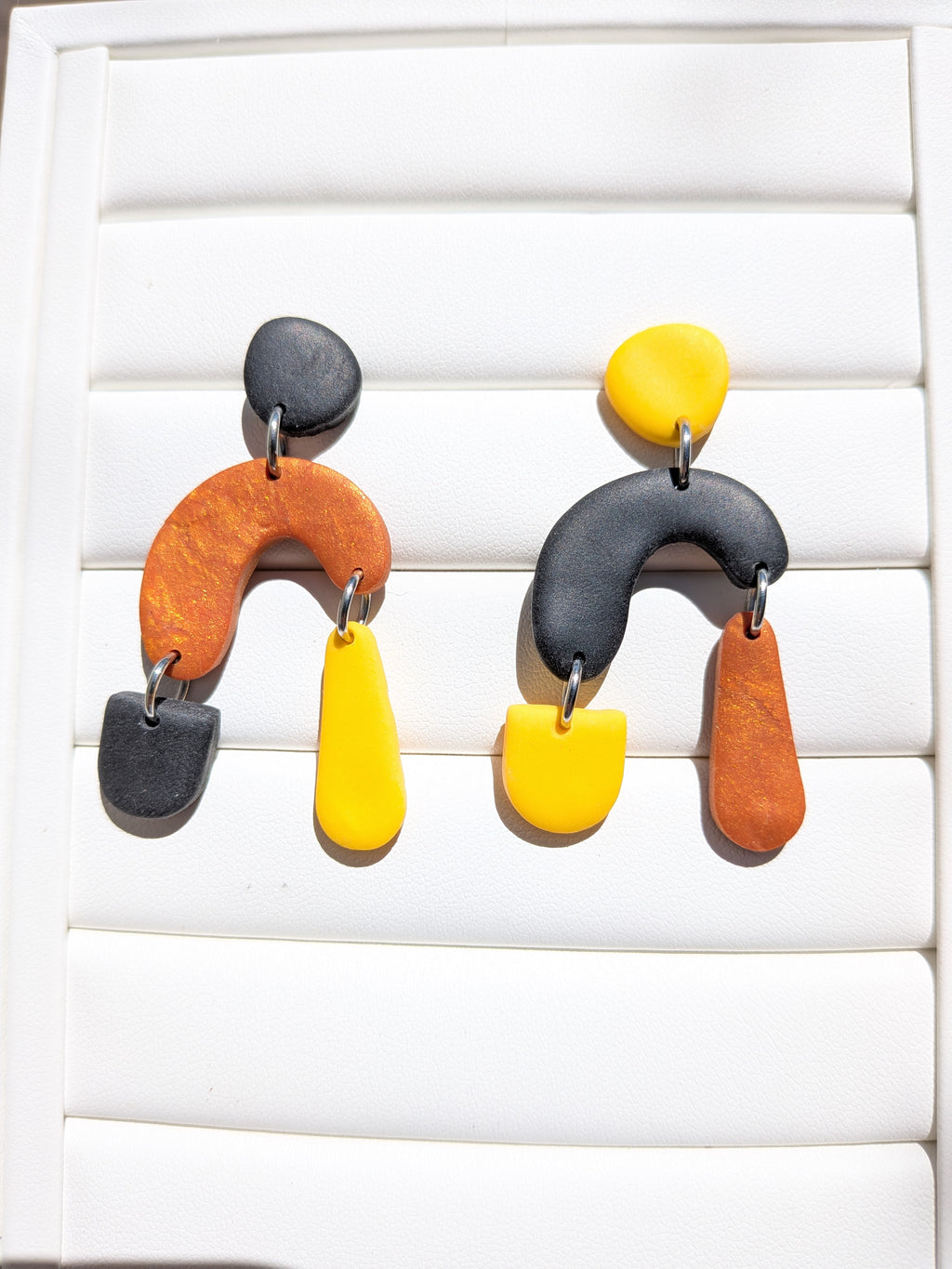 Boucles d'oreilles Asymétriques – Pâte Polymère Noir, Jaune & Marron