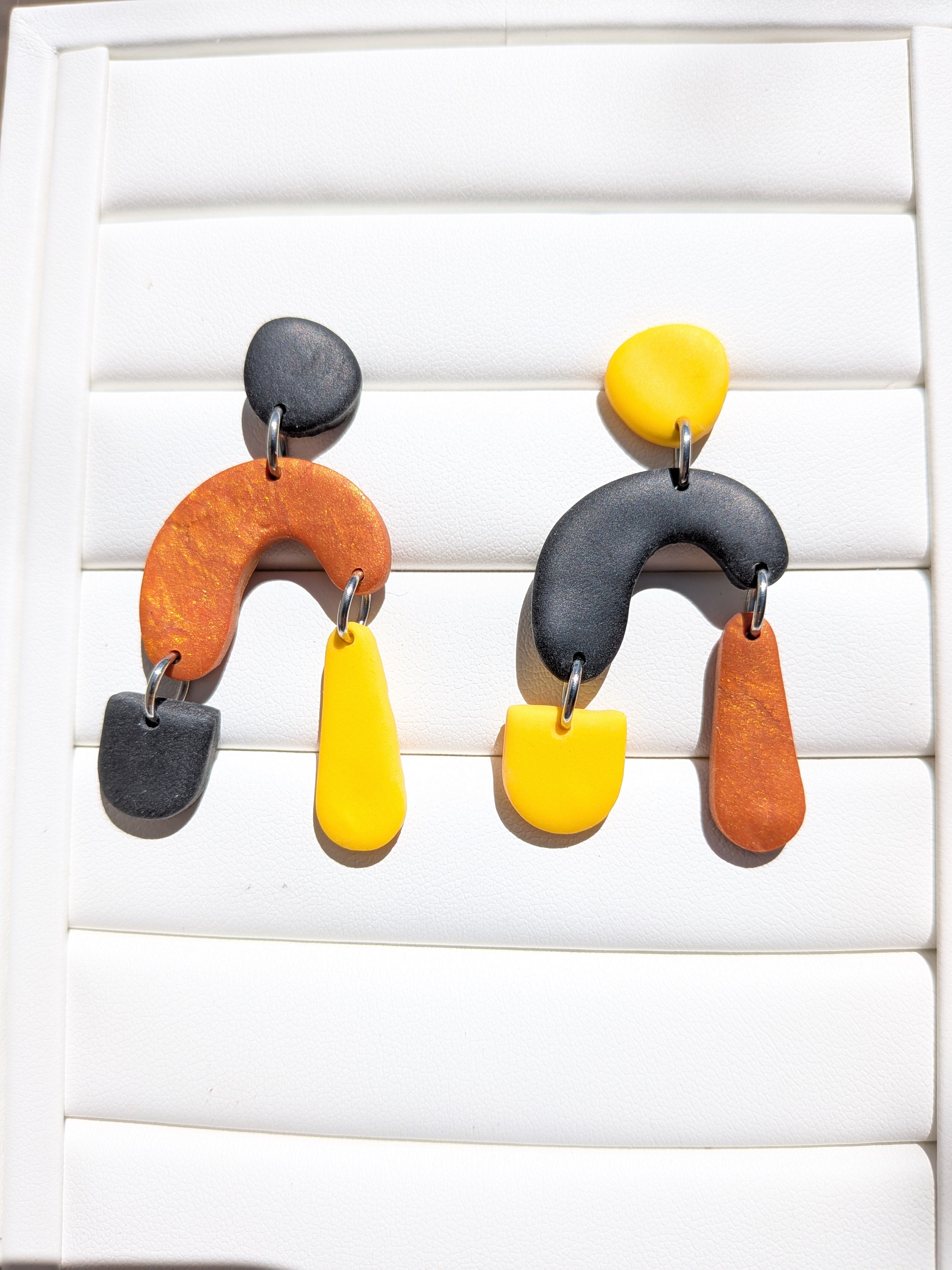 Boucles d'oreilles Asymétriques – Pâte Polymère Noir, Jaune & Marron