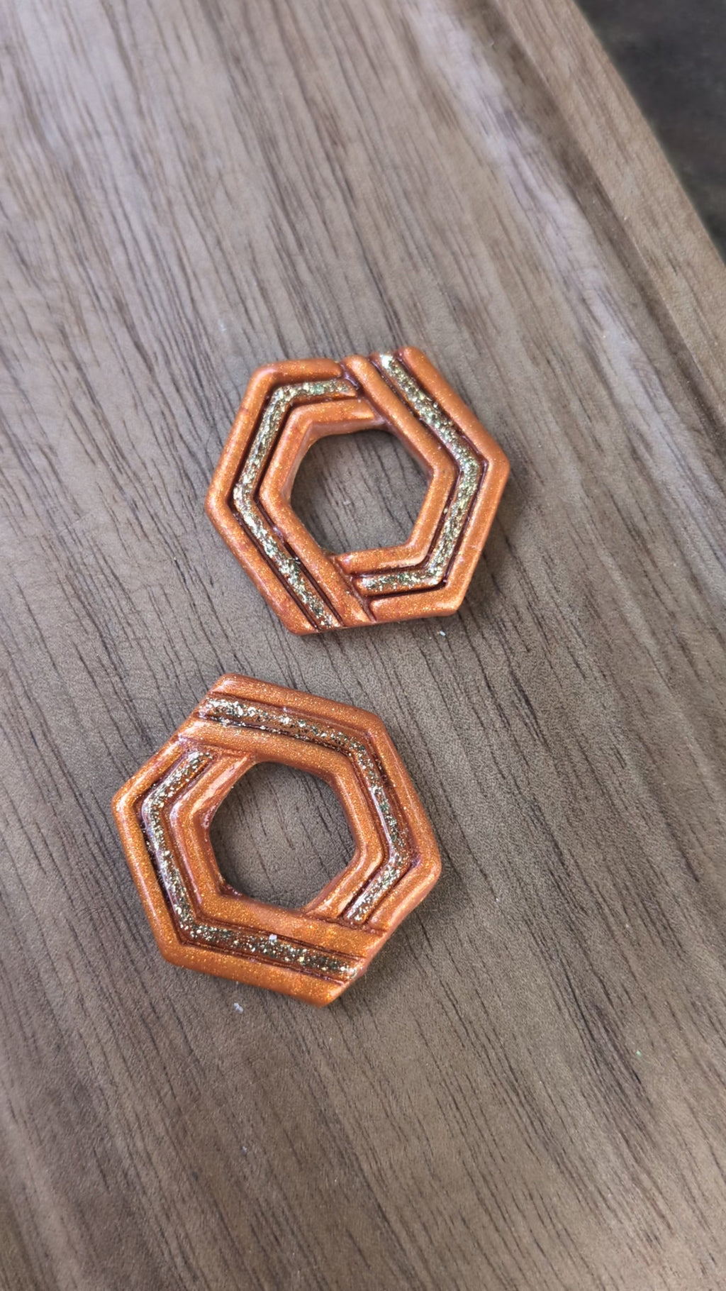 Pampilles hexagone orange et or – pâte polymère collection Sun, peintes à la main