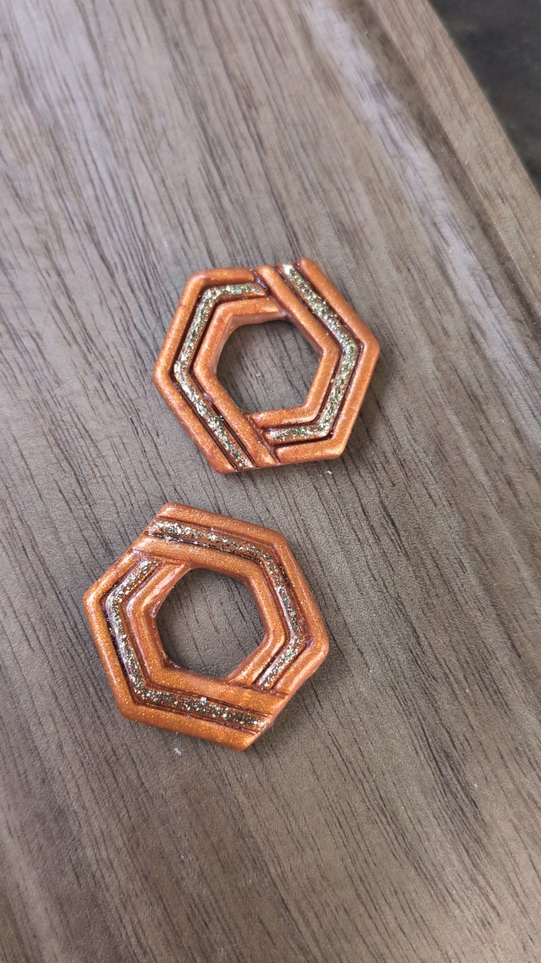 Pampilles hexagone orange et or – pâte polymère collection Sun, peintes à la main
